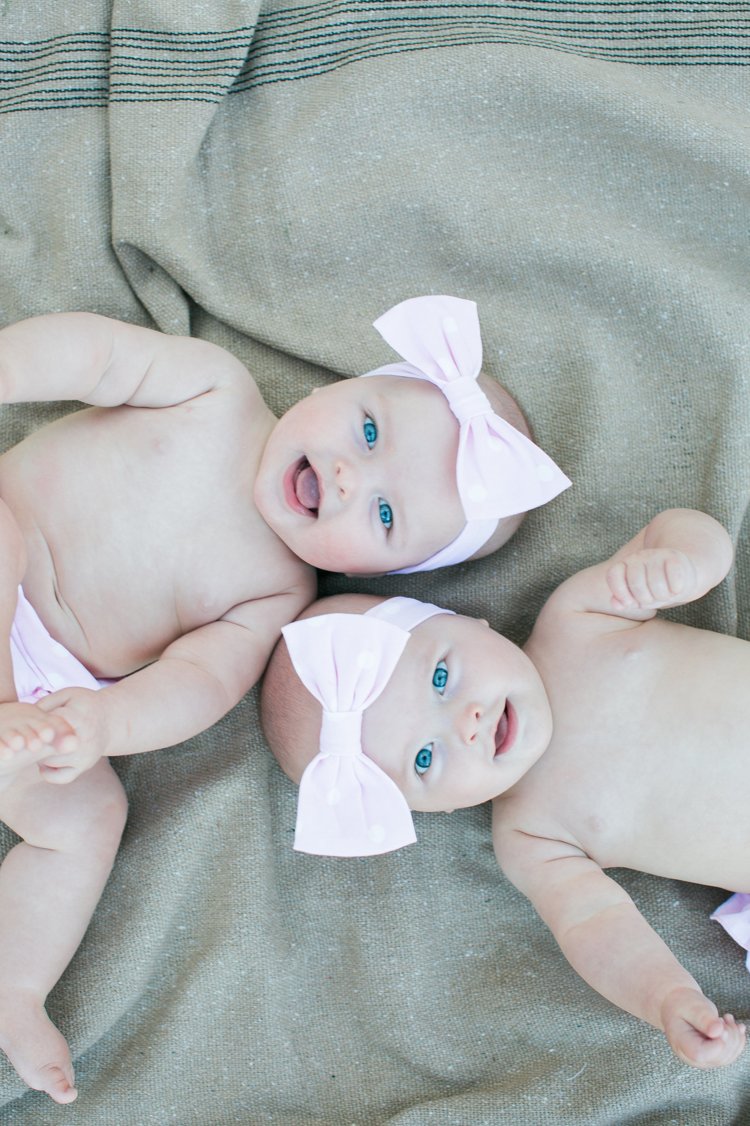 Twin 6 month babies in Minnesota lifestyle photography Minnesota family photographer Mallory Kiesow Photography