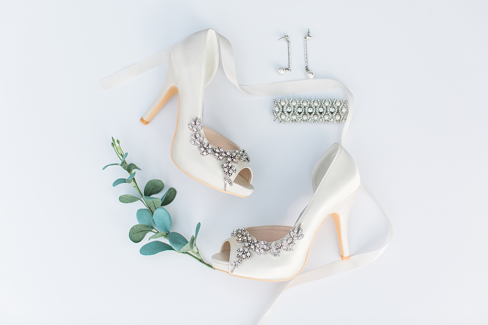 Bridal shoes and jewelry for wedding at the Chart House Summer Wedding Lakeville Minnesota Minneapolis Wedding Photographer Mallory Kiesow