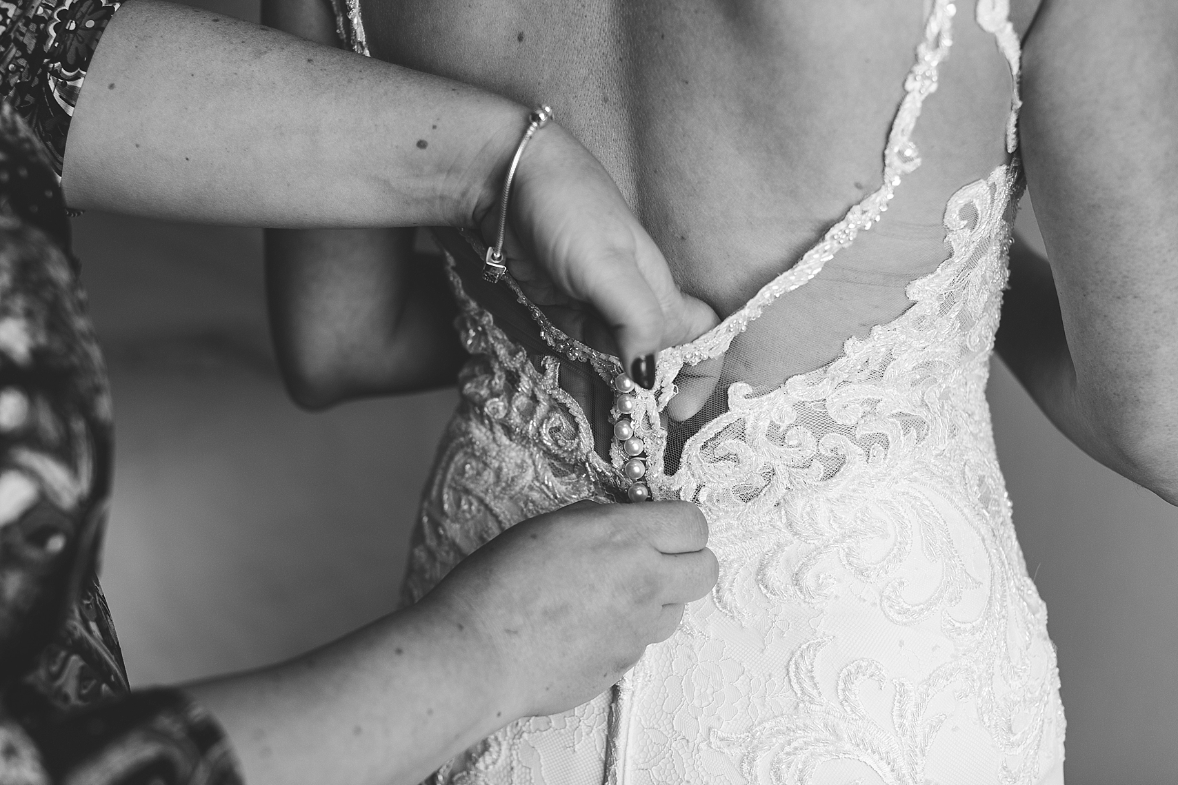 Bride getting wedding dress buttoned for wedding at the Chart House Summer Wedding Lakeville Minnesota Minneapolis Wedding Photographer Mallory Kiesow