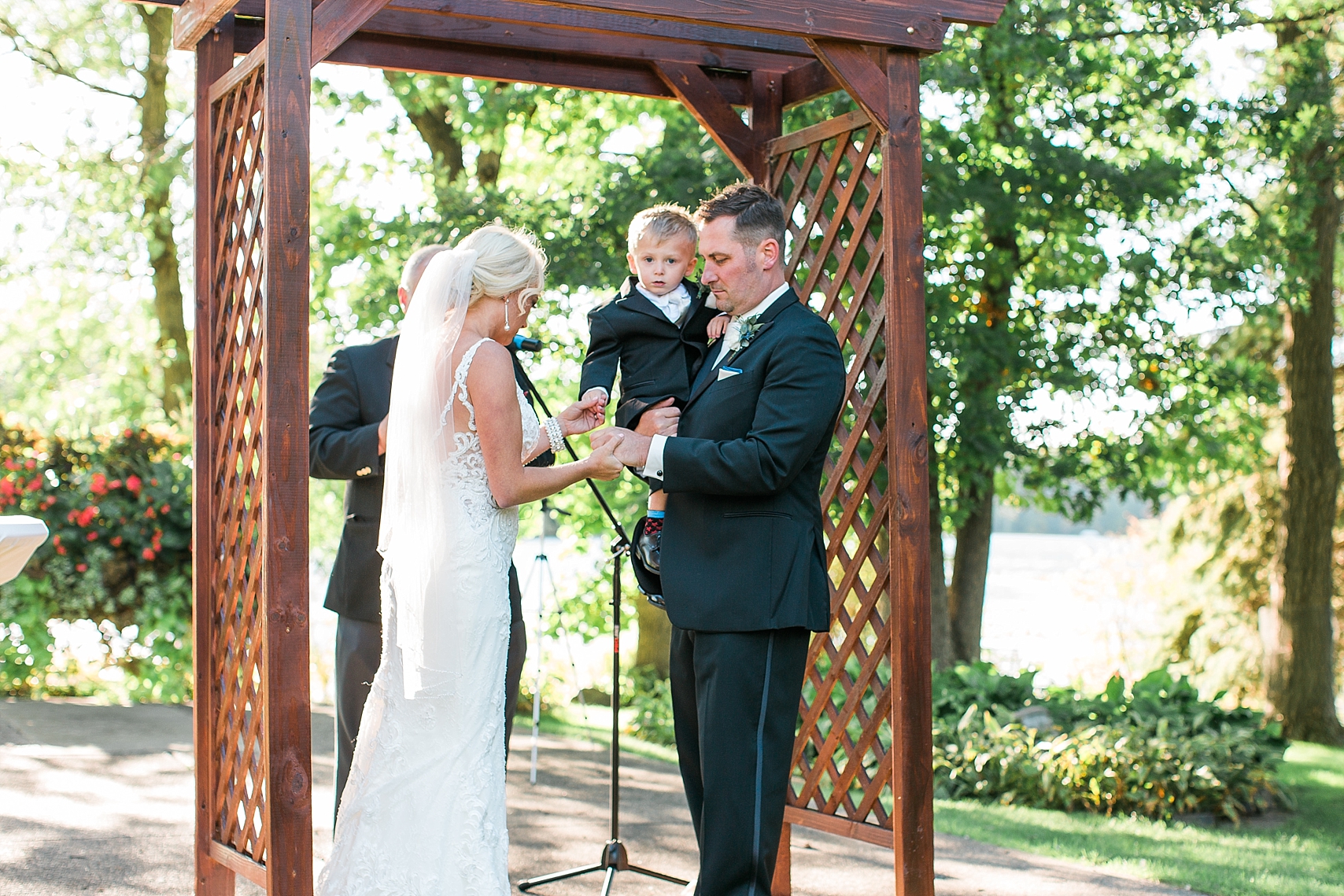 Outdoor wedding ceremony at the Chart House Summer Wedding Lakeville Minnesota Minneapolis Wedding Photographer Mallory Kiesow