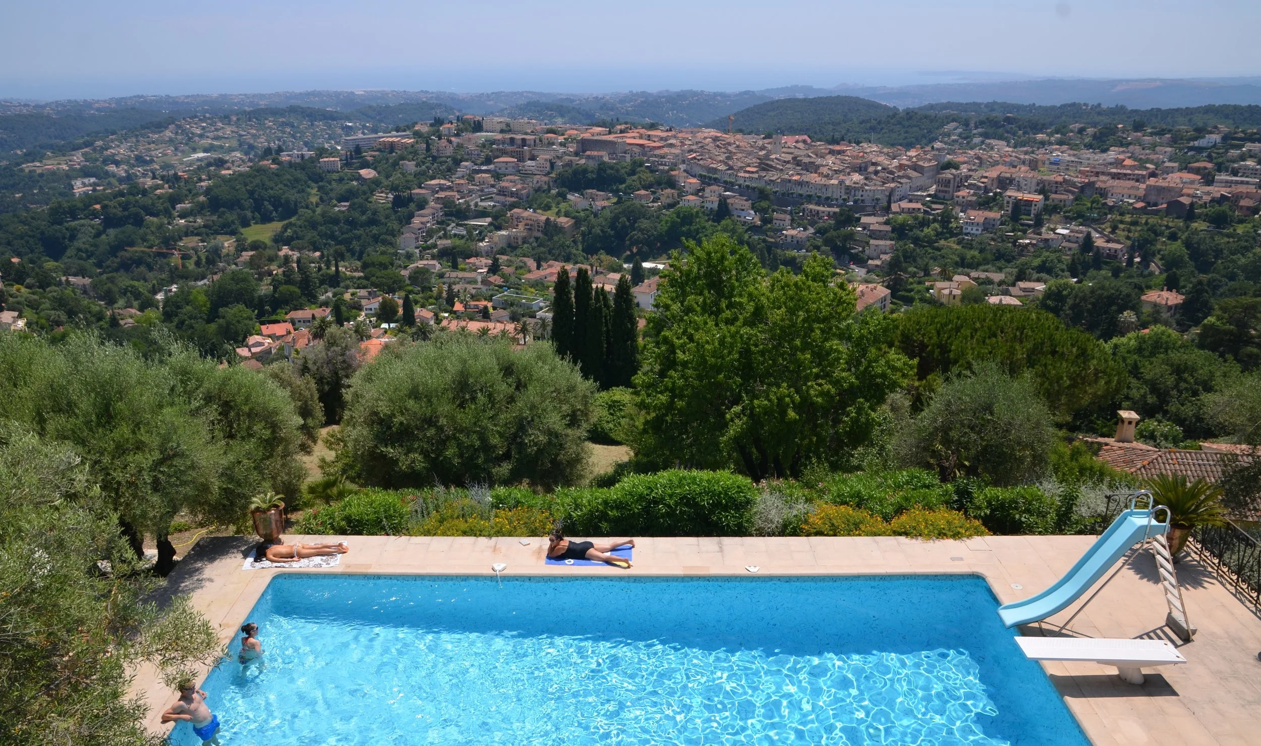 yoga-retreat-france-pool.jpg