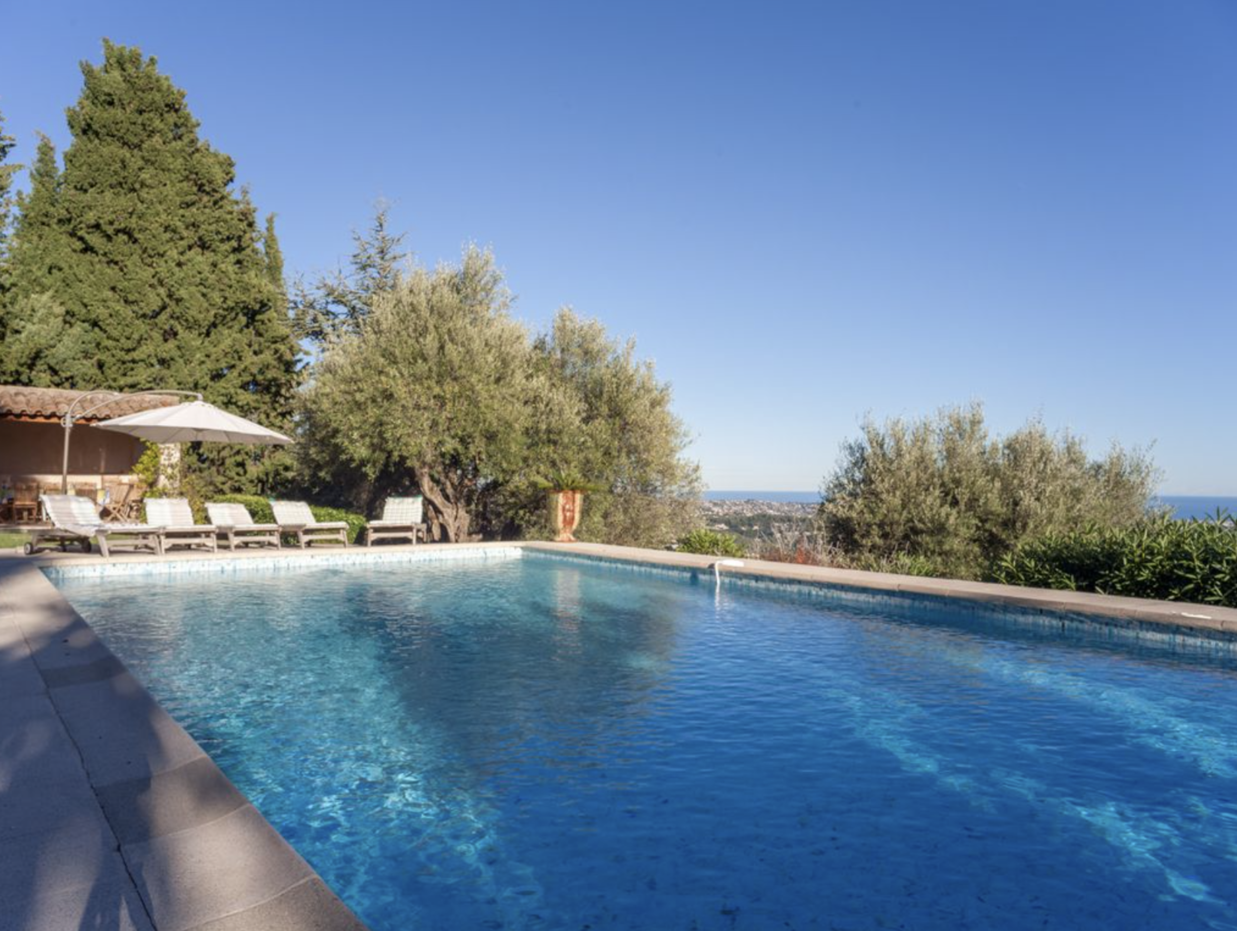 Swimming pool Le Claoux.png