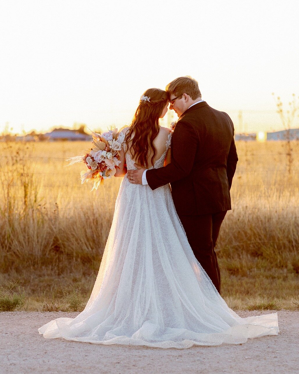 There's nothing more romantic than a perfect golden sunset☀️

Venue: @theresplendentgarden
Wedding dress: @ruthettes