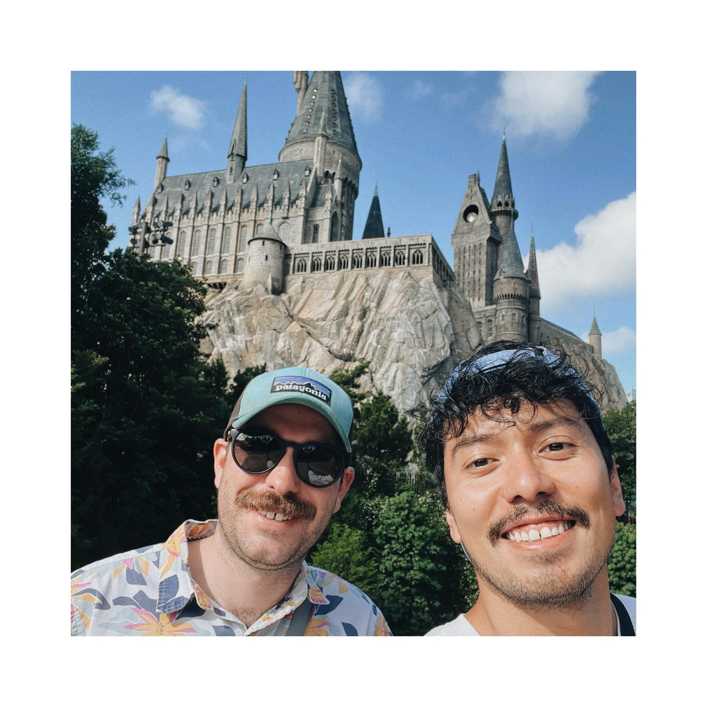 🙋🏽&zwj;♂️: Can&rsquo;t believe it&rsquo;s been one year since this trip! ⚡️ Wish I was back in Hogsmeade with a wand in my hand. Probably next year, if I&rsquo;m being honest! 

-
-
-

#gabrielramirezphotography #hogsmeade #wizardingworldofharrypot