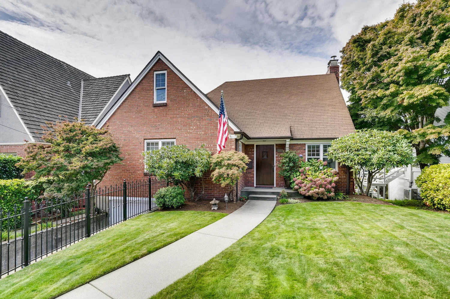 2111 29th Ave W Seattle WA-large-002-017-Exterior Front-1500x999-72dpi.jpg