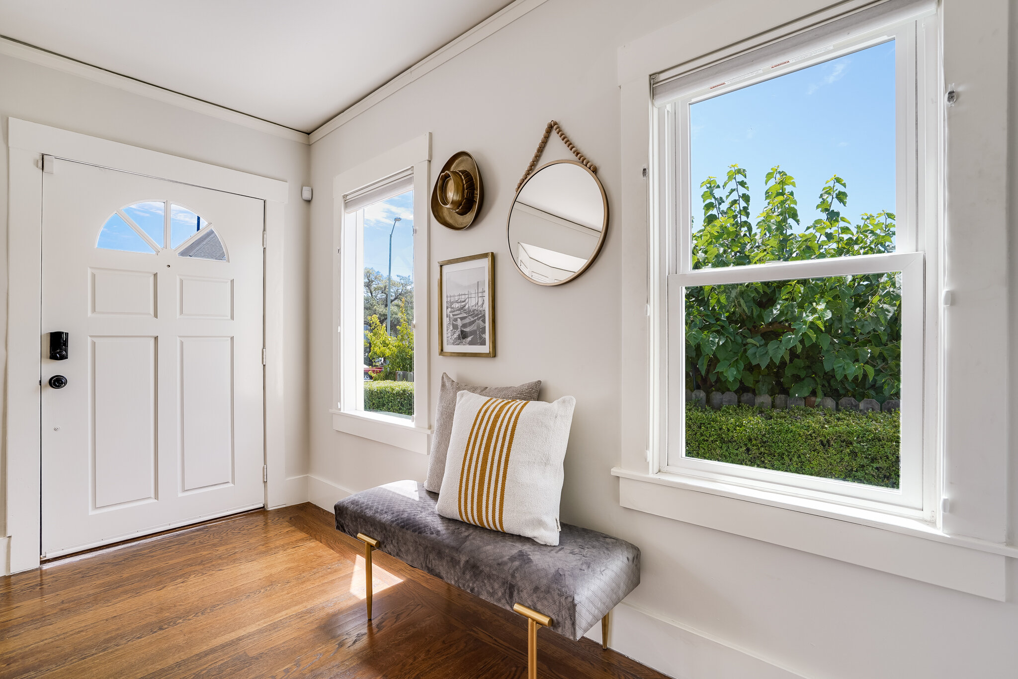 5807 Adeline Street - Entryway 