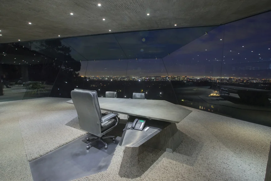 Club James - Office