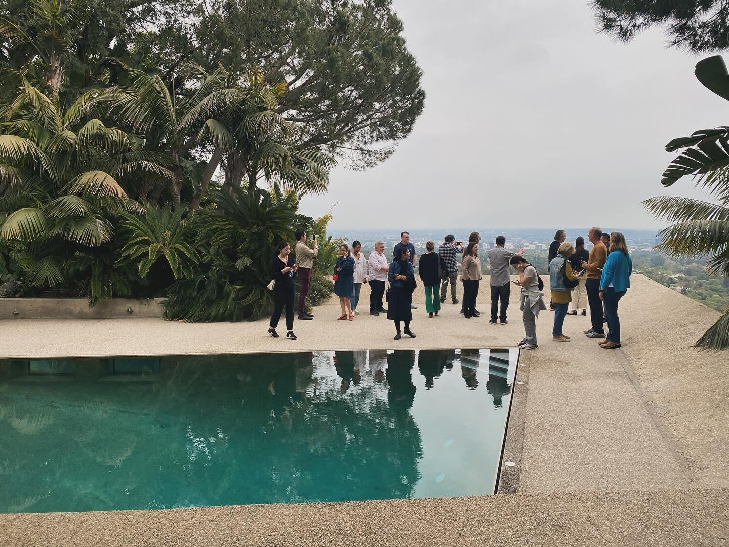 Highlights from today&rsquo;s tour with @aia_la for their #springarchtourfest2024 at the #goldsteinresidence 
.
.
.
#johnlautner #sheatsgoldsteinresidence #clubjames #architecture #organicarchitecture #modernarchitecture #losangeles #beverlyhills #ar