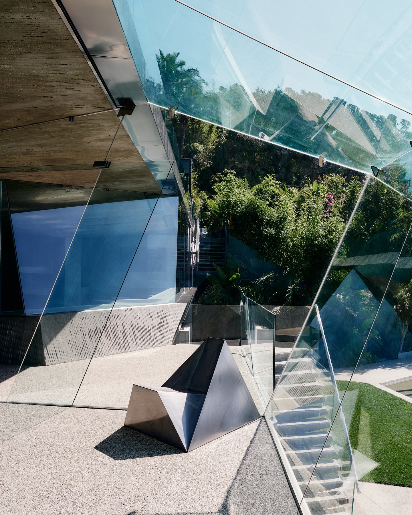 The Goldstein Entertainment Complex (aka Club James) beautifully photographed by @joefletcherphoto and featured in @wallpapermag Find the link to the full in-depth article in our Bio
.
.
.
.
.
#sheatsgoldsteinresidence #goldsteinresidence #clubjames 