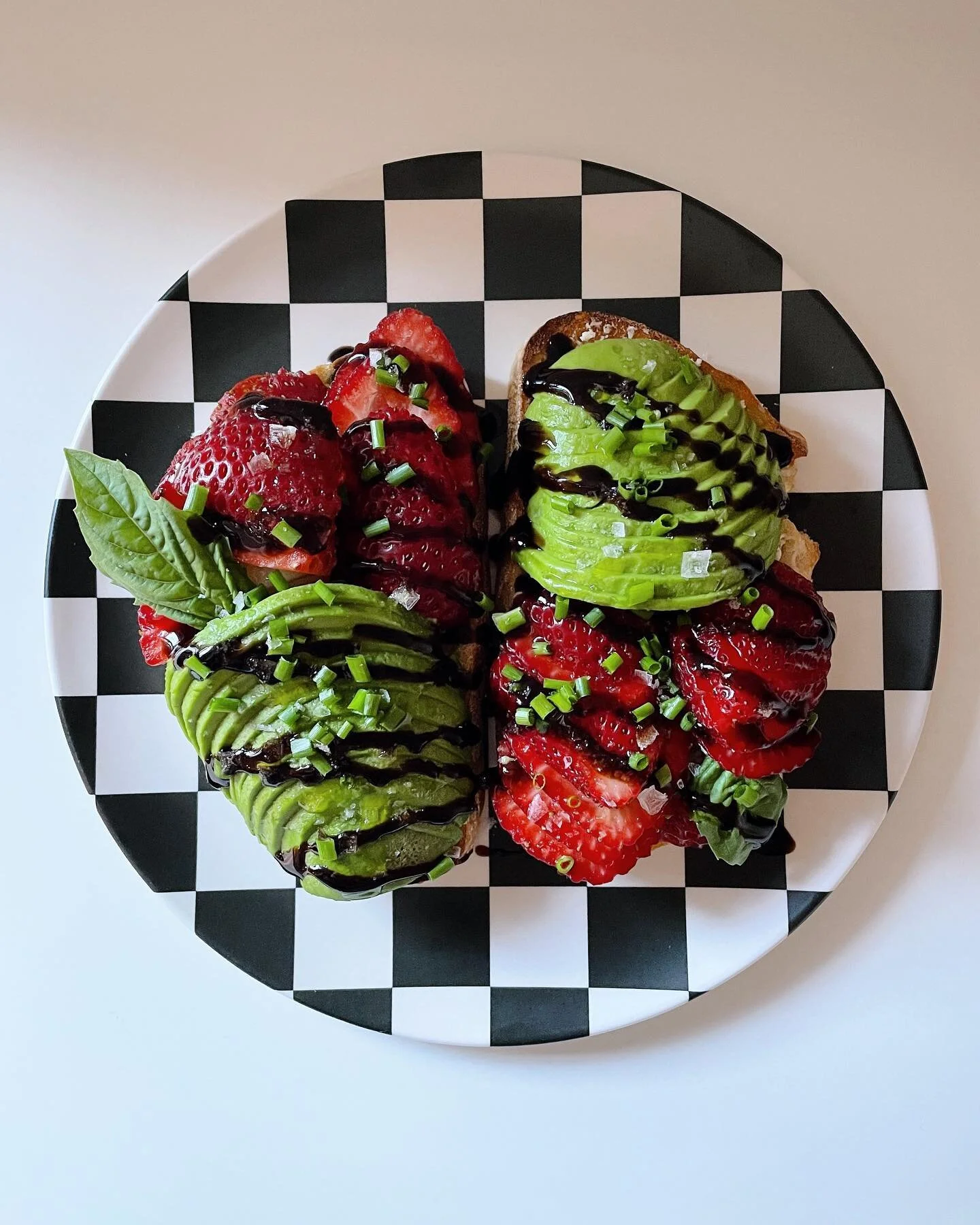 s t r a w v o c a d o 🍓🥑🍃

basil &amp; chive @boursincheese on sourdough + avocado, strawberries, @getgraza olive oil drizzle, balsamic, fresh chives and @maldonsalt because of course 🫠