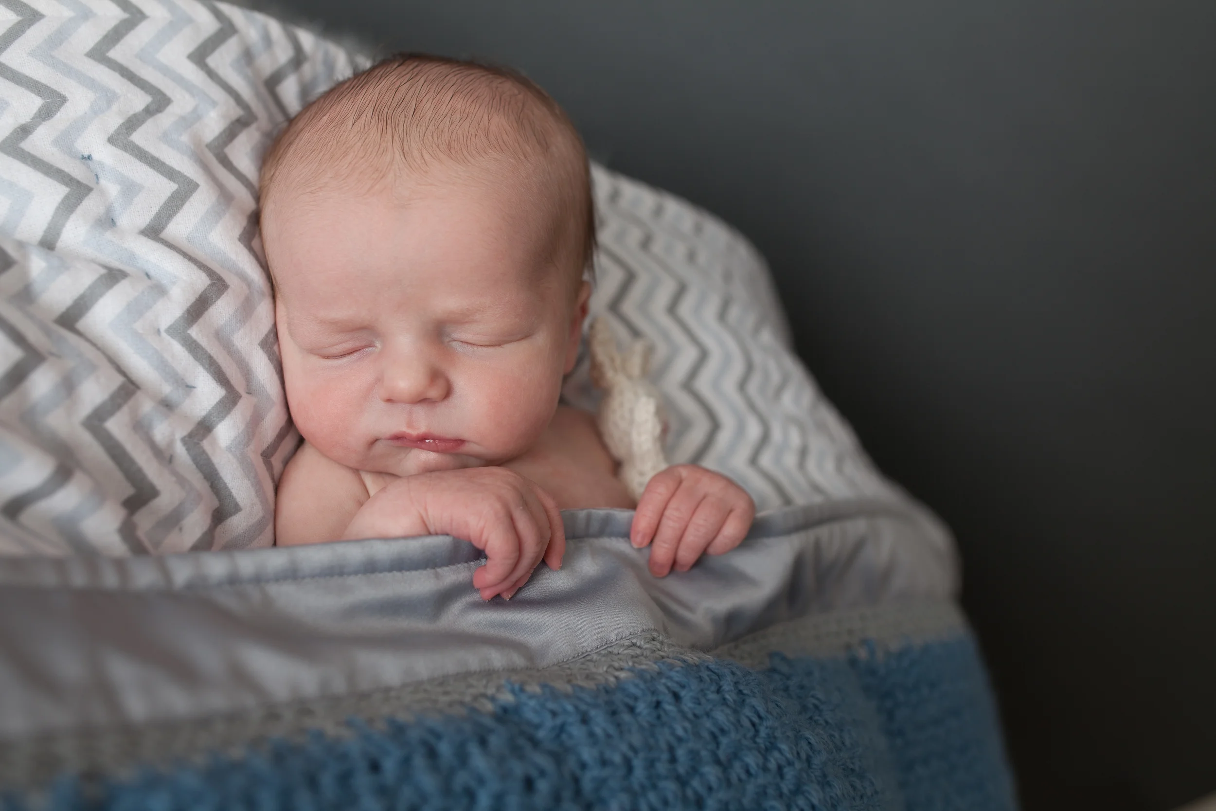 Columbus Ohio professional portrait photographer. Newborn baby photography. In handmade blanket from Grandma. 
