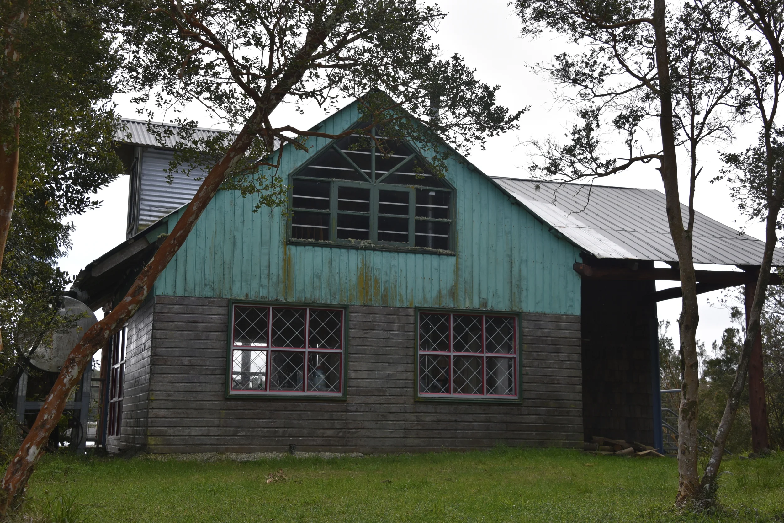 The cottage on Isla Puluqui: BEFORE our work.