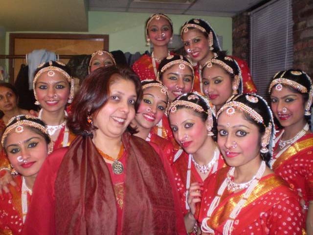 Garba-Swati-Vaishnav-with-Garba-dancers..jpg