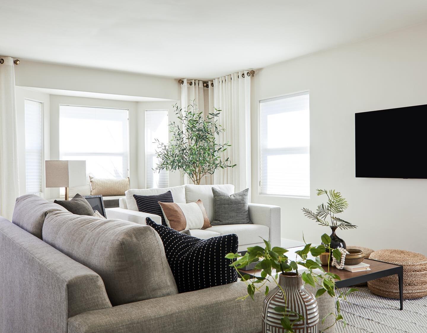 From neutral tones to woven textures and woods, all the organic touches in this living room helped us achieve an elegant space that fits the client's busy lifestyle, while still creating a casual atmosphere for relaxing at the end of the day. Elevate