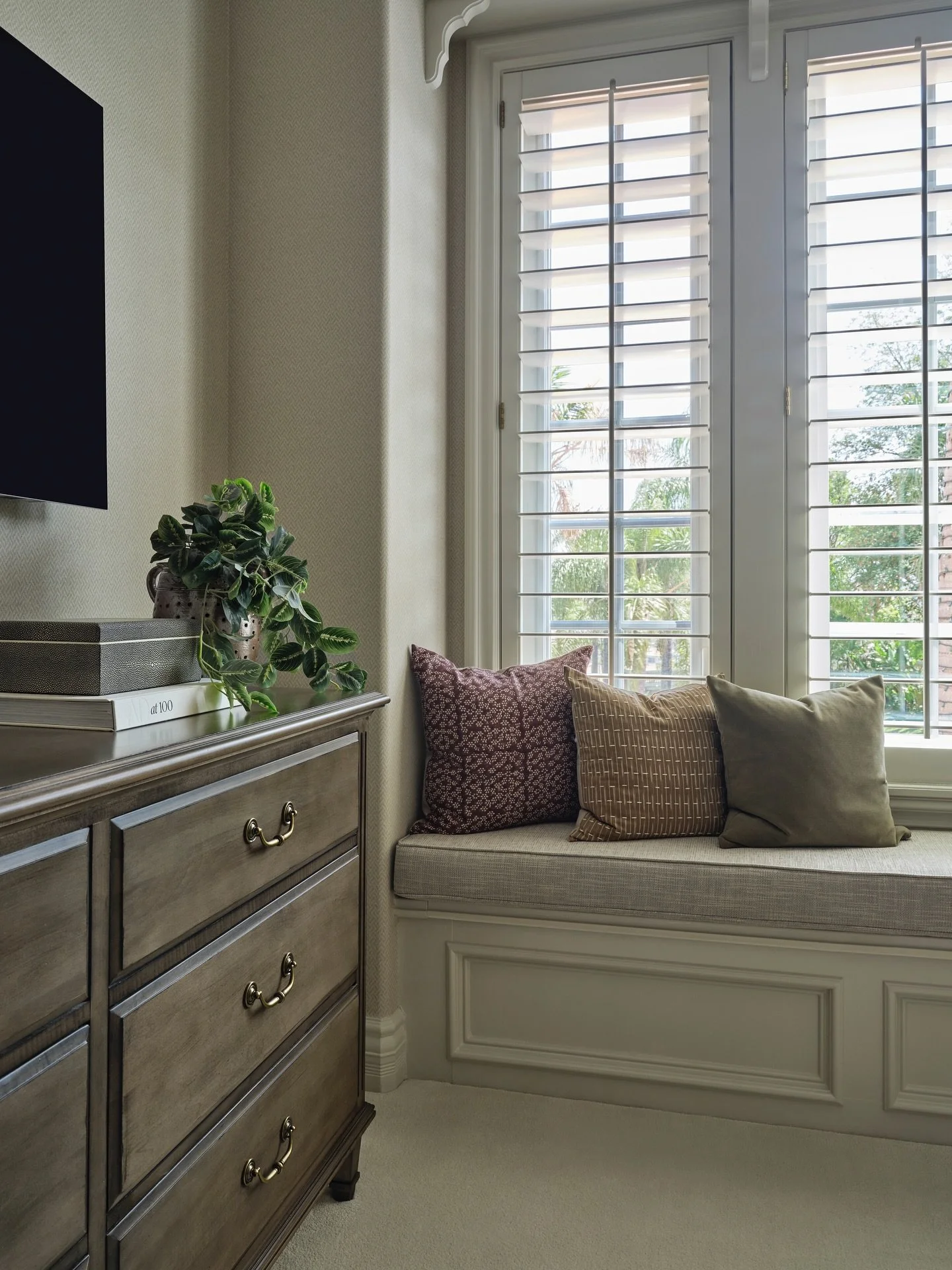 Our favorite feature in one of the guest bedrooms at #MonteriaMakeover is this built-in bench, located under a light-filled window. From the beginning, this spot was intended to be a space where guests can enjoy the natural light, have some quiet tim