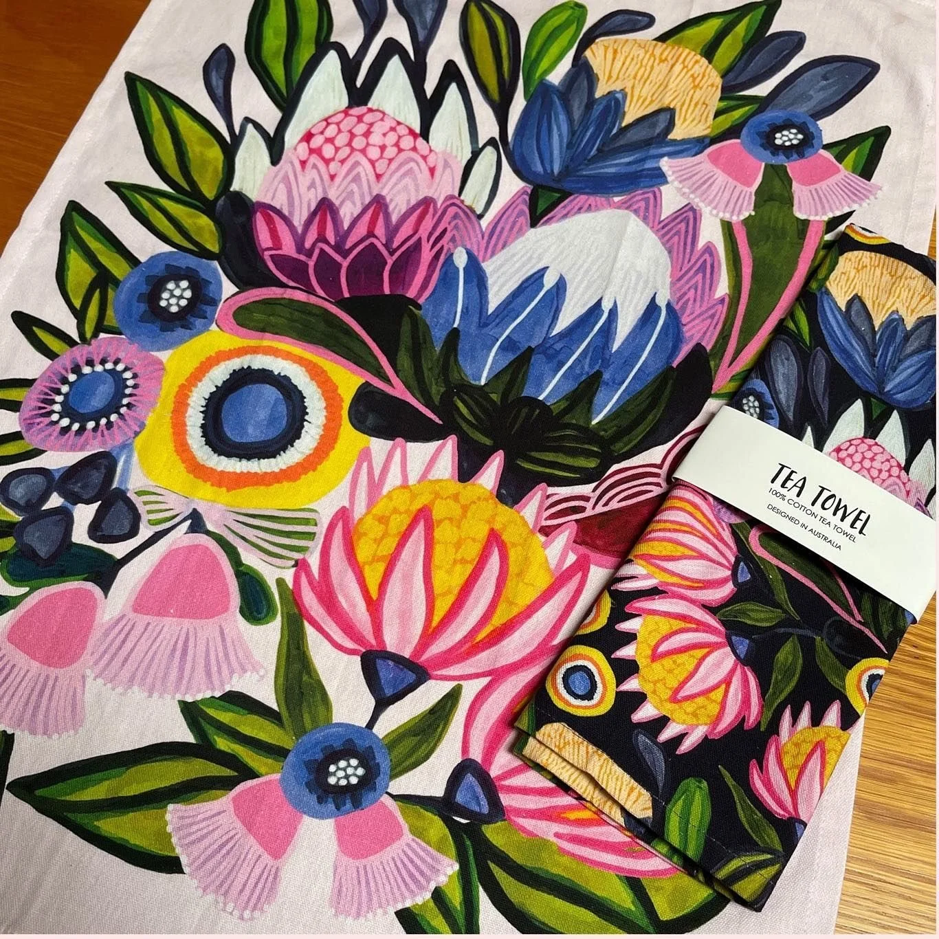 Bold blooms. Everyday beauty. Art you can actually use.
Whether you choose a single design or the full set, the Protea Magnifica tea towels are made to bring joy to your kitchen, colour to your everyday, and artistry to even the smallest rituals 🌸

