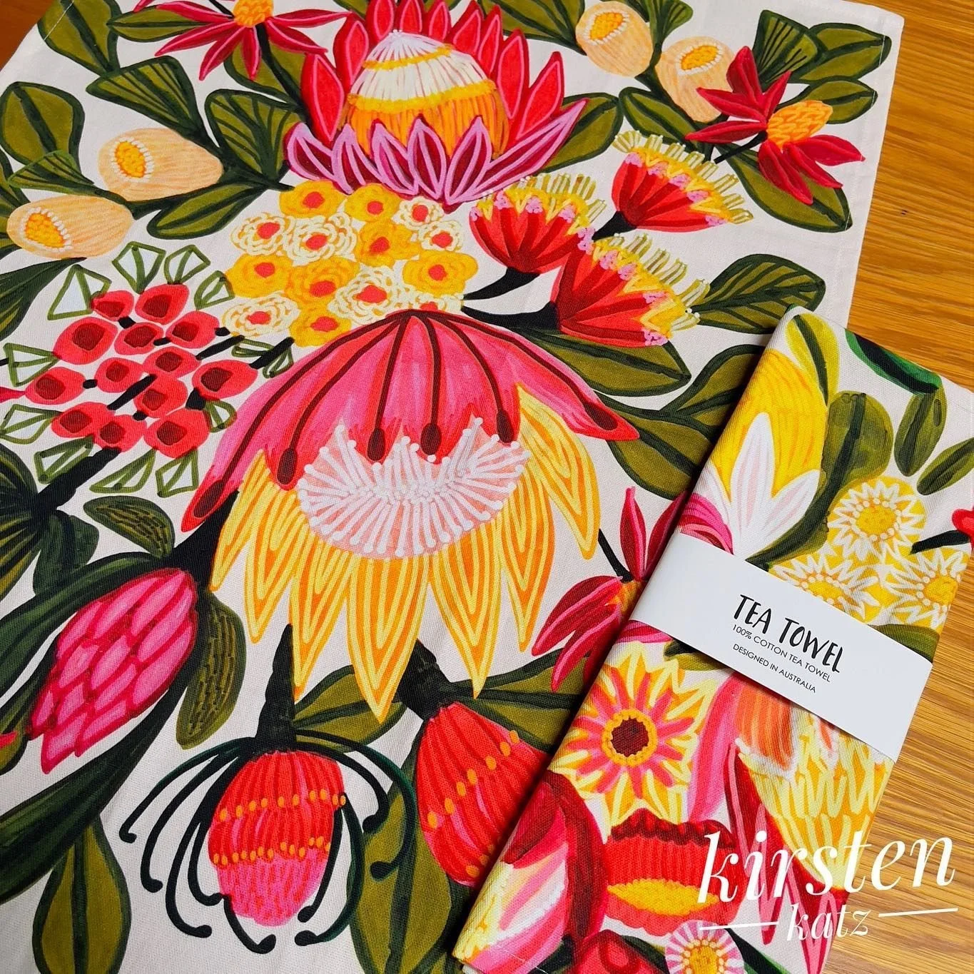 Another new Tea Towel design preview. Sign up to my newsletter to be on the list for the launch and pre sale release this weekend
Delivery will be mid November 😃
Perfect to style your kitchen for a fabulous Aussie Christmas
#kirstenkatzart #teatowel