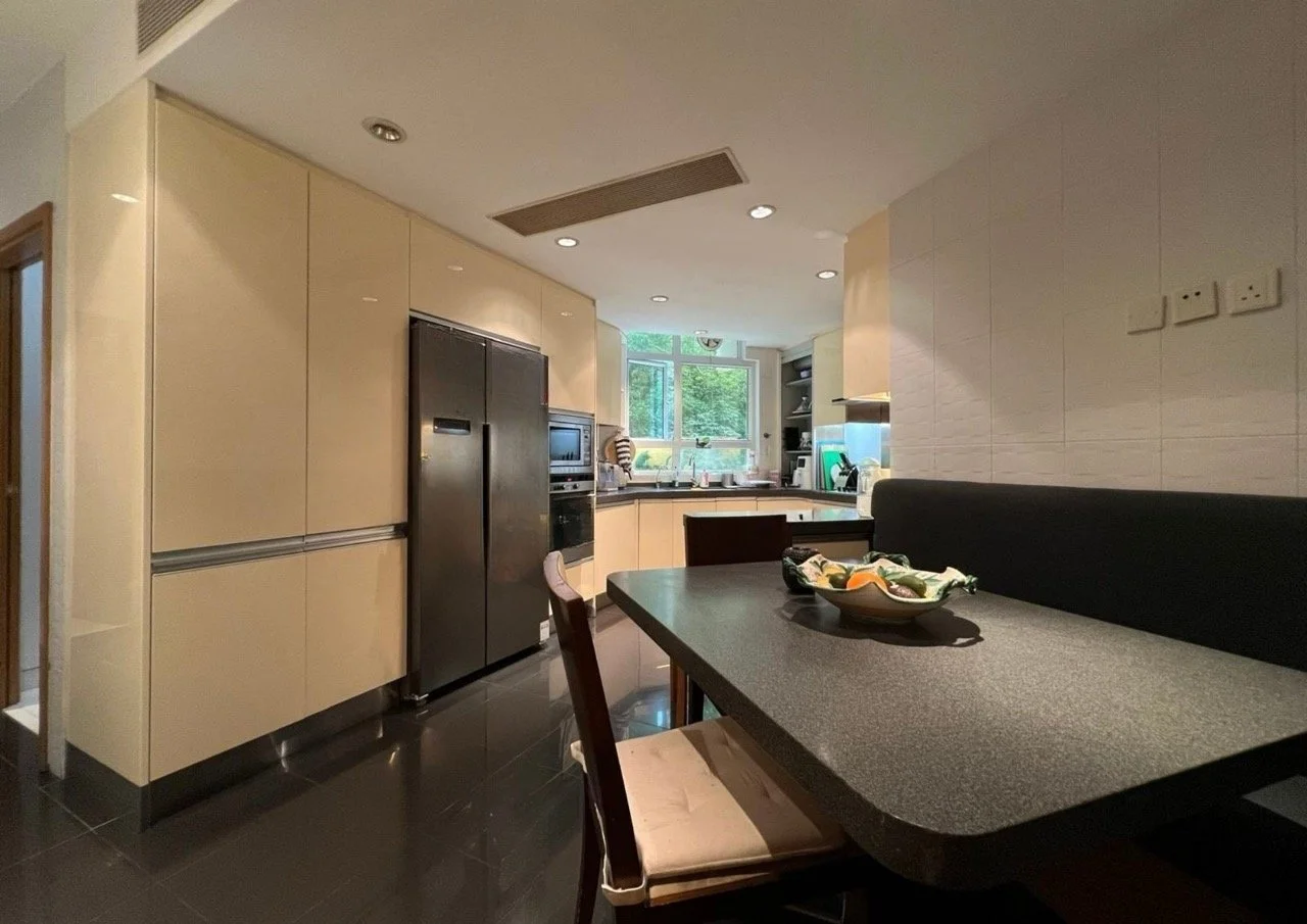 6. eat in kitchen Tregunter Tower 1 for sale.jpeg