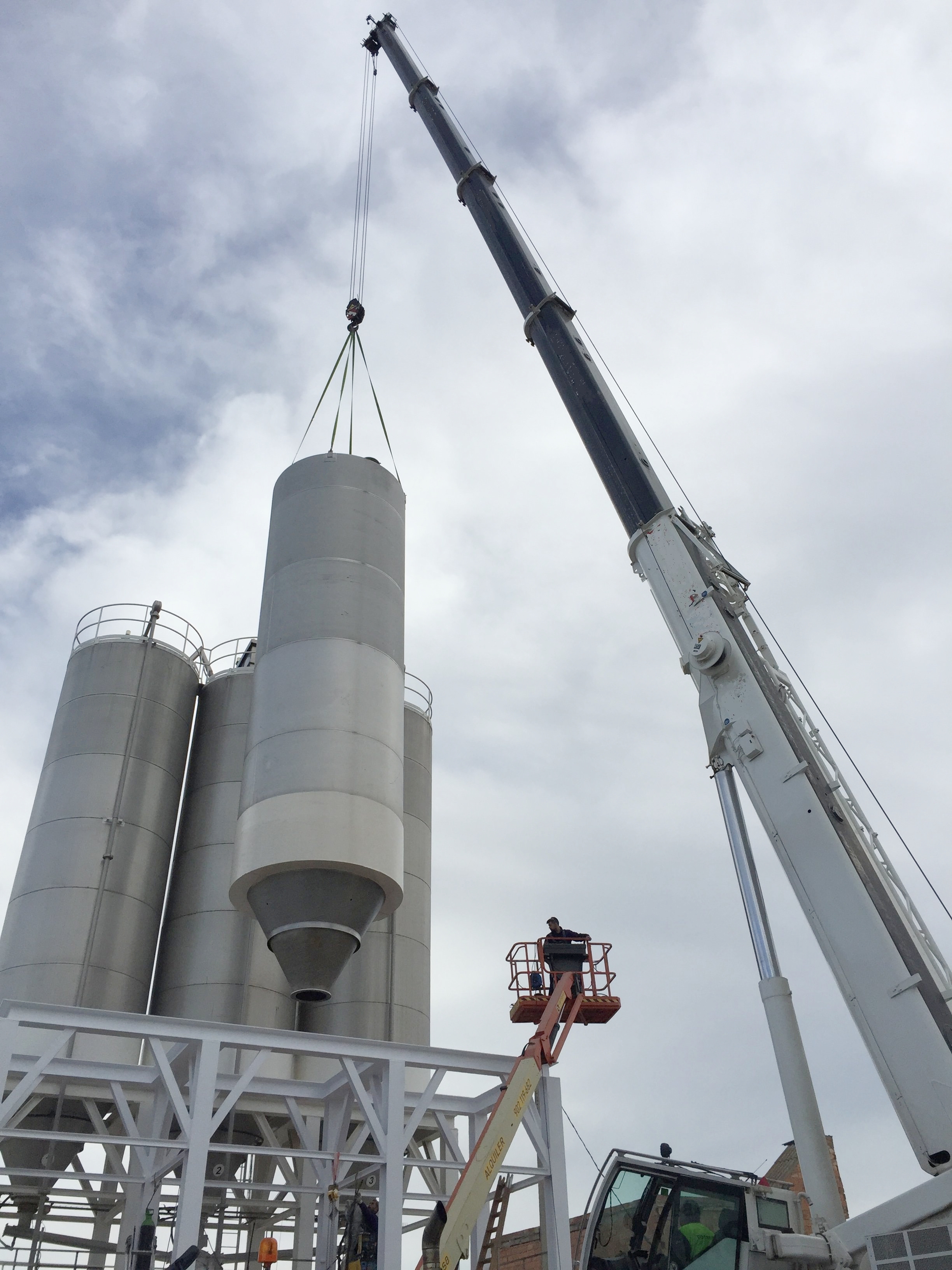  ESTRUCTURAS Y DEPÓSITOS: Proyectos llave en mano de almacenamiento de materias primas y transporte para procesos de fabricación de producto acabado. 