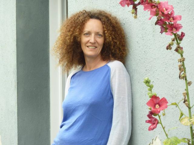 La Finistérienne Sophie Le Fur et ses sacs en matière recyclées par Bernadette Bourvon