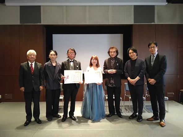 贈賞式 写真左から副島隆・葉山悠介・古崎正敏・吉永洋子・出田敬三・山城英樹・桐田信一郎(敬称略)