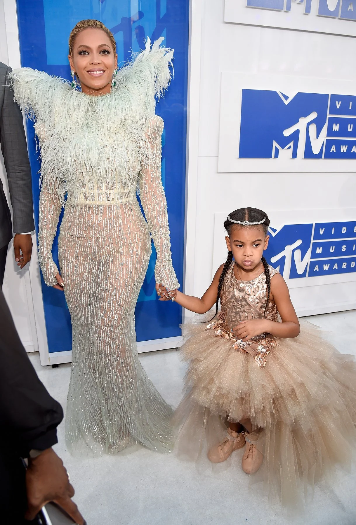 There's really no contest for best dressed when Beyoncé turns up on the red carpet dressed like an angel with her little cherub Blue Ivy by her side... without doubt, once again Queen B steals the show. 