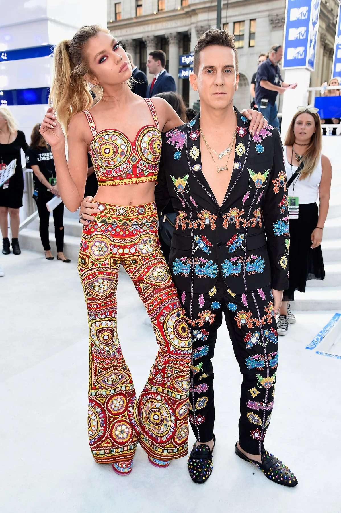 I do love a good coordinated outfit and this pair are certainly making a statement. Jeremy Scott is killing it in this sharp suit with it's flashy flair. 