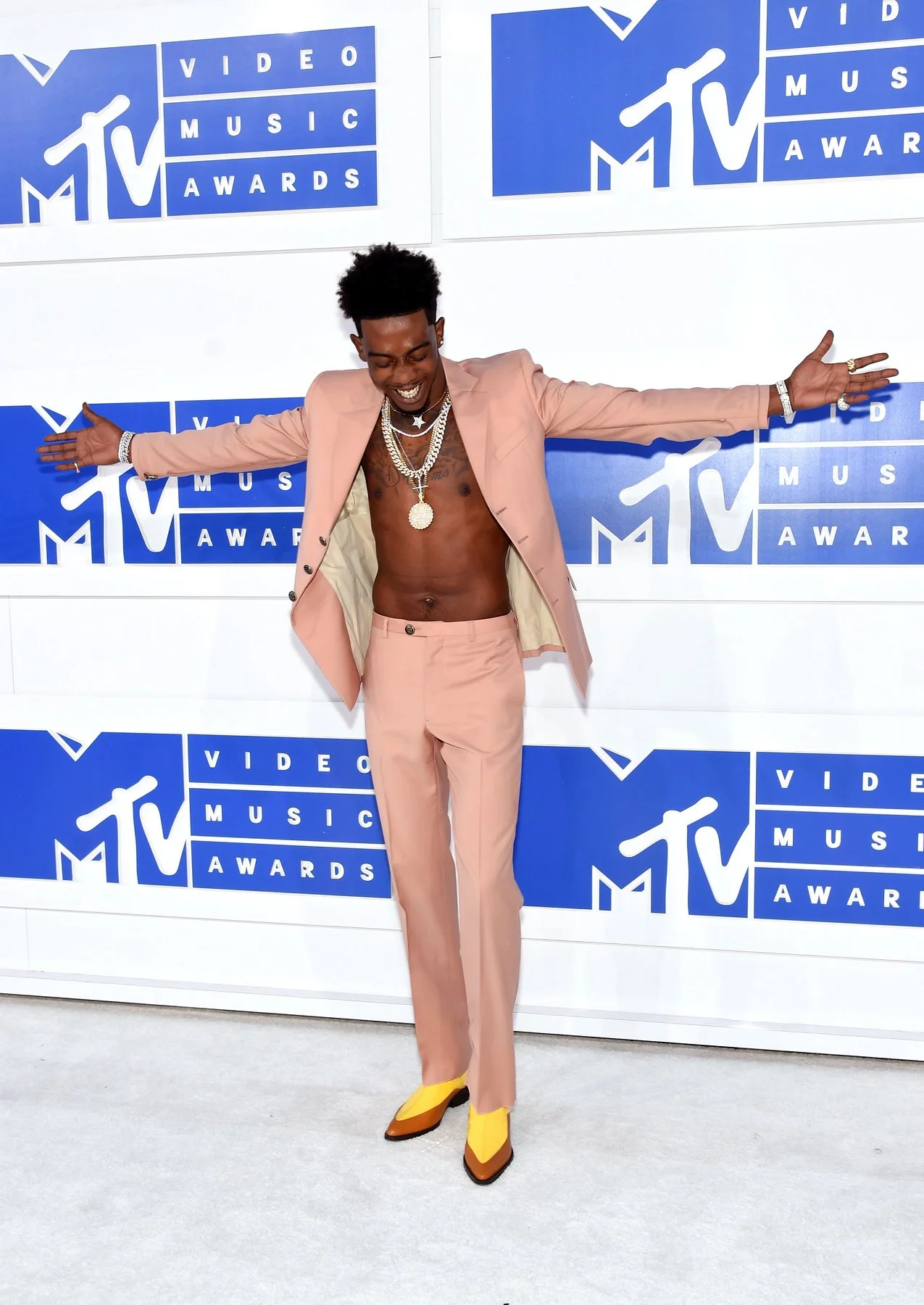 Sure to be the next biggest trend...19-year-old rapper, Desiigner is making his mark on fashion. Keeping it casual and opting for a shirtless Maison Margiela look. Suited and booted, sexy and sleek.