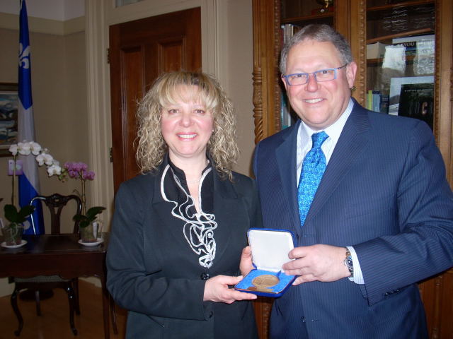 Johanne Bélisle reçoit la médaille de l’Assemblée nationale du Québec de la part de M. Jacques Chagnon