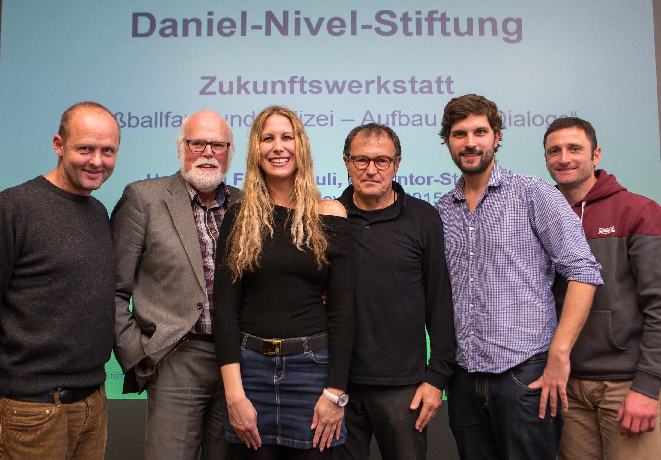 KoFas-Team (Franciska-Wölki-Schumacher, Jonas Gabler und Olaf Zajonc) gemeinsam mit Ewald Lienen (Trainer FC St. Pauli), Gunter A. Pilz und Alexander Jahrling (SWD der ZPD Hannover) bei der Veranstaltung beim FC St. Pauli am 11. November 2015.