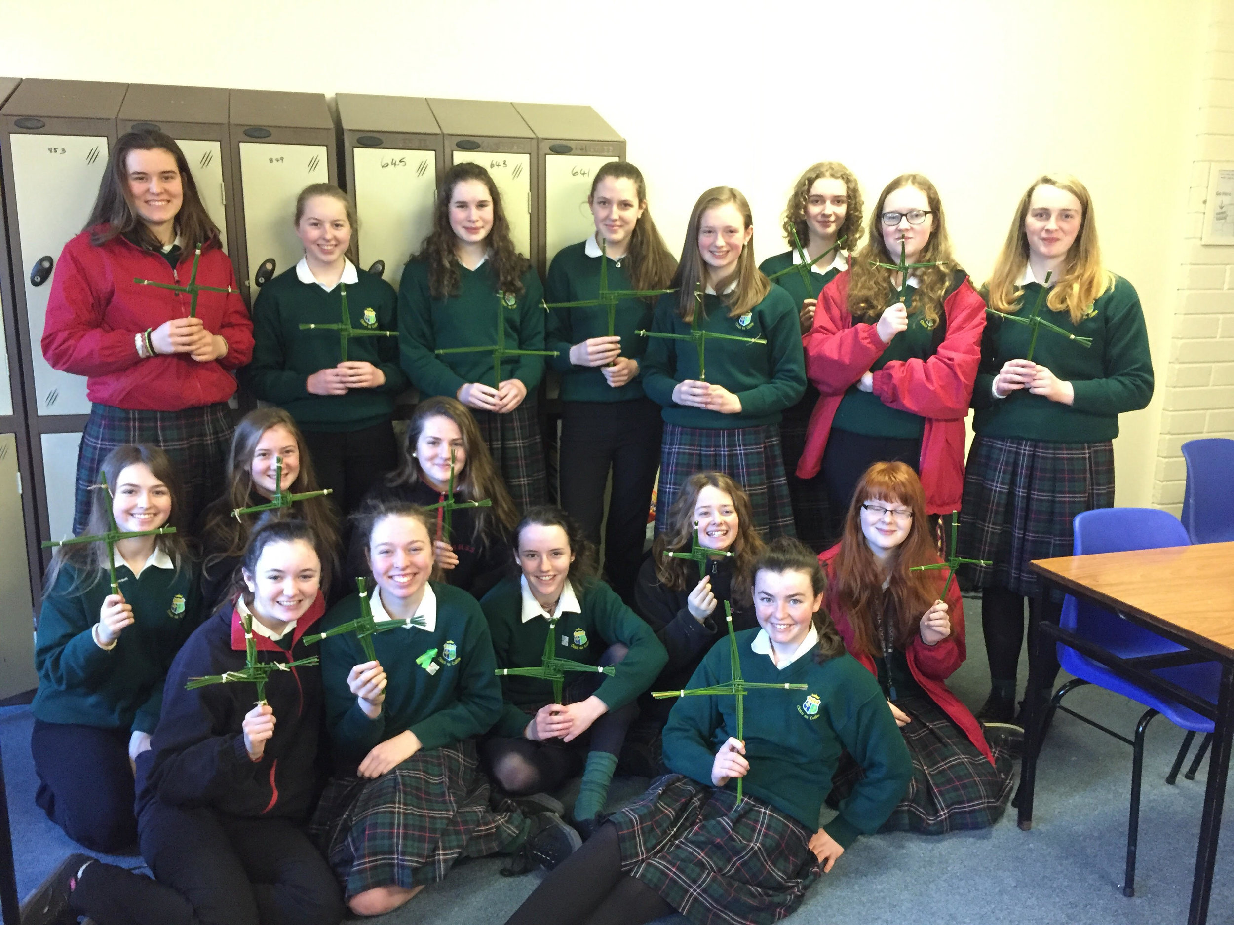 Coiste don Ghealbhratach agus dalta ón triú bliain.