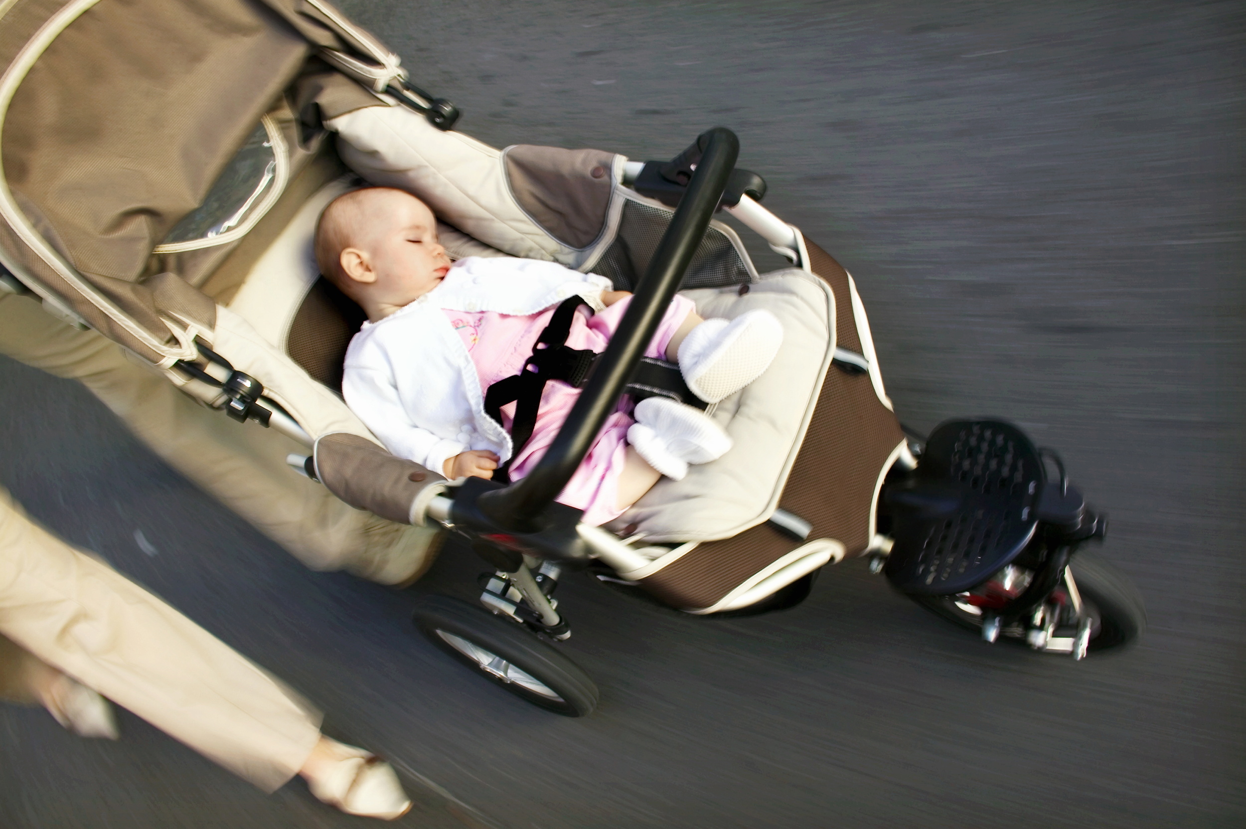 Со скольки месяцев можно прогулочную коляску. Коляска "малыш". Ребенок в коляске. Ребенок в прогулочной коляске. Коляска лежачая для новорожденных.