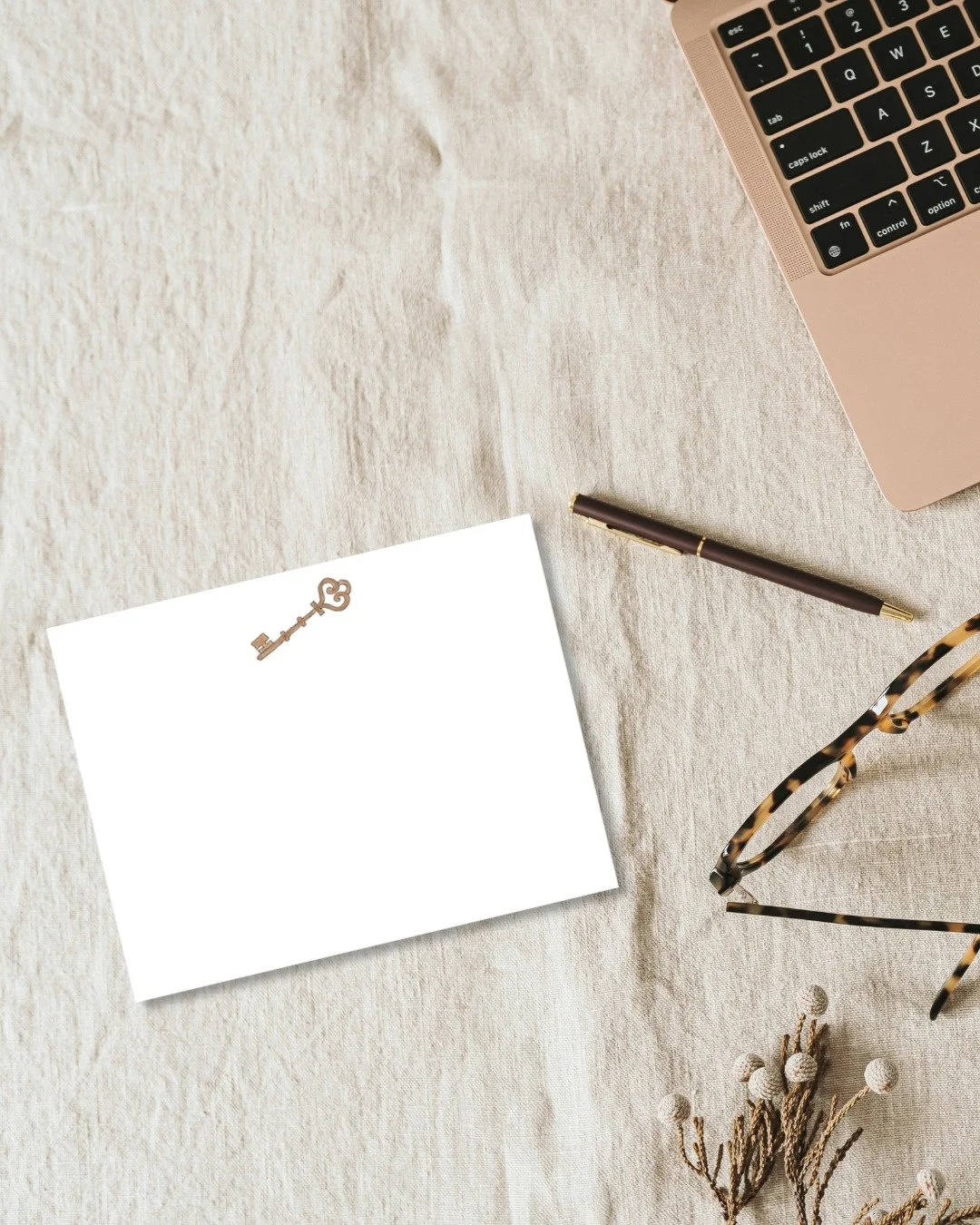 Everything is instant.
This isn&rsquo;t.

A handwritten note takes a little more time&mdash;and somehow says a lot more. 📬

#violaandbeatricestationers #spredjoyonemailboxatatime