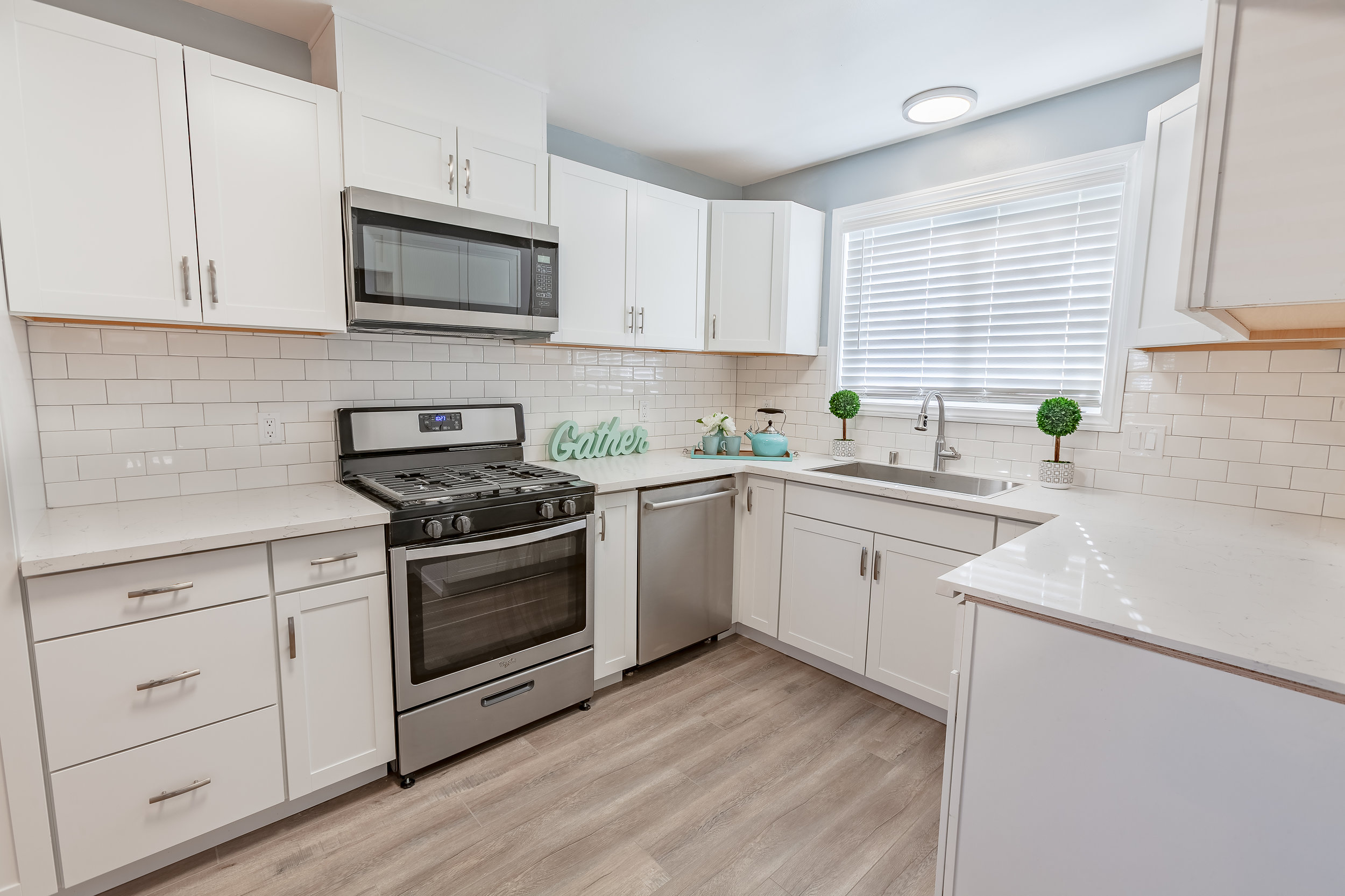 13649_Greenstone_Av-Kitchen_02.jpg