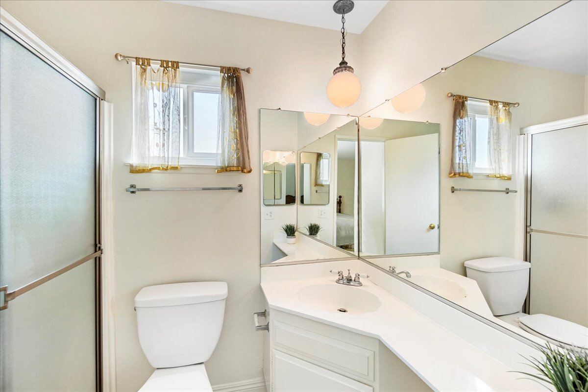 21-Master Bathroom.jpg