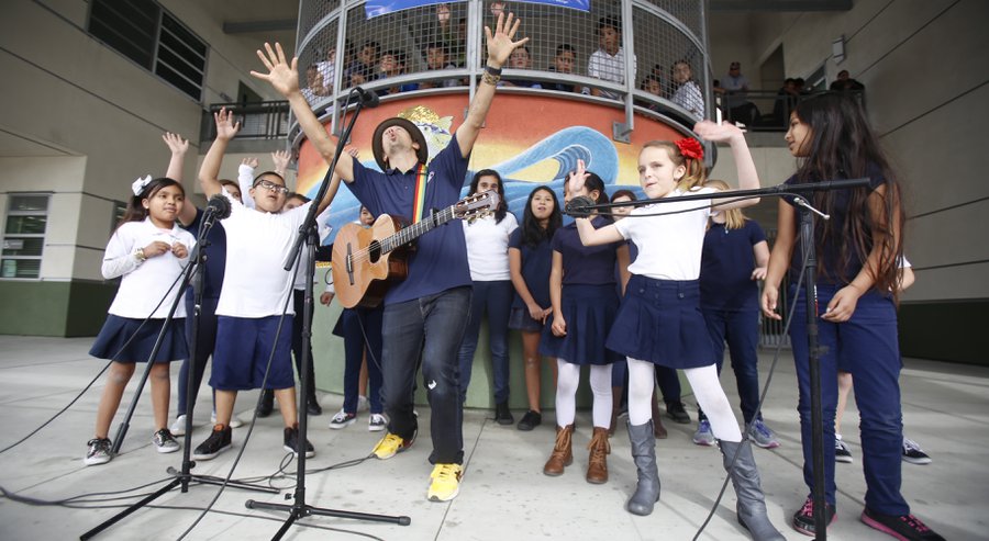  Jason Mraz performs with students from his Turnaround Arts school in support of arts education. 