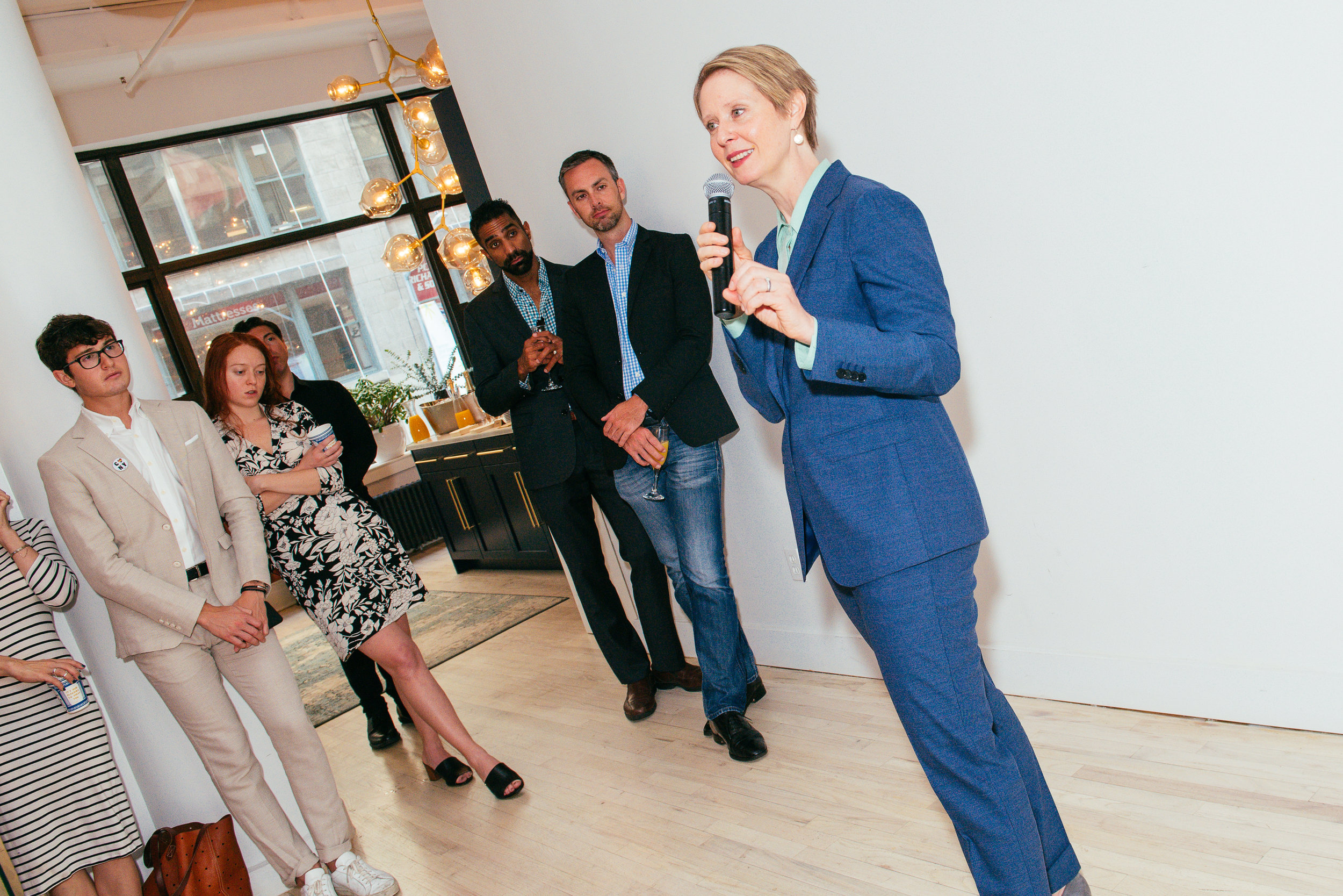  Cynthia Nixon speaks to supporters. 