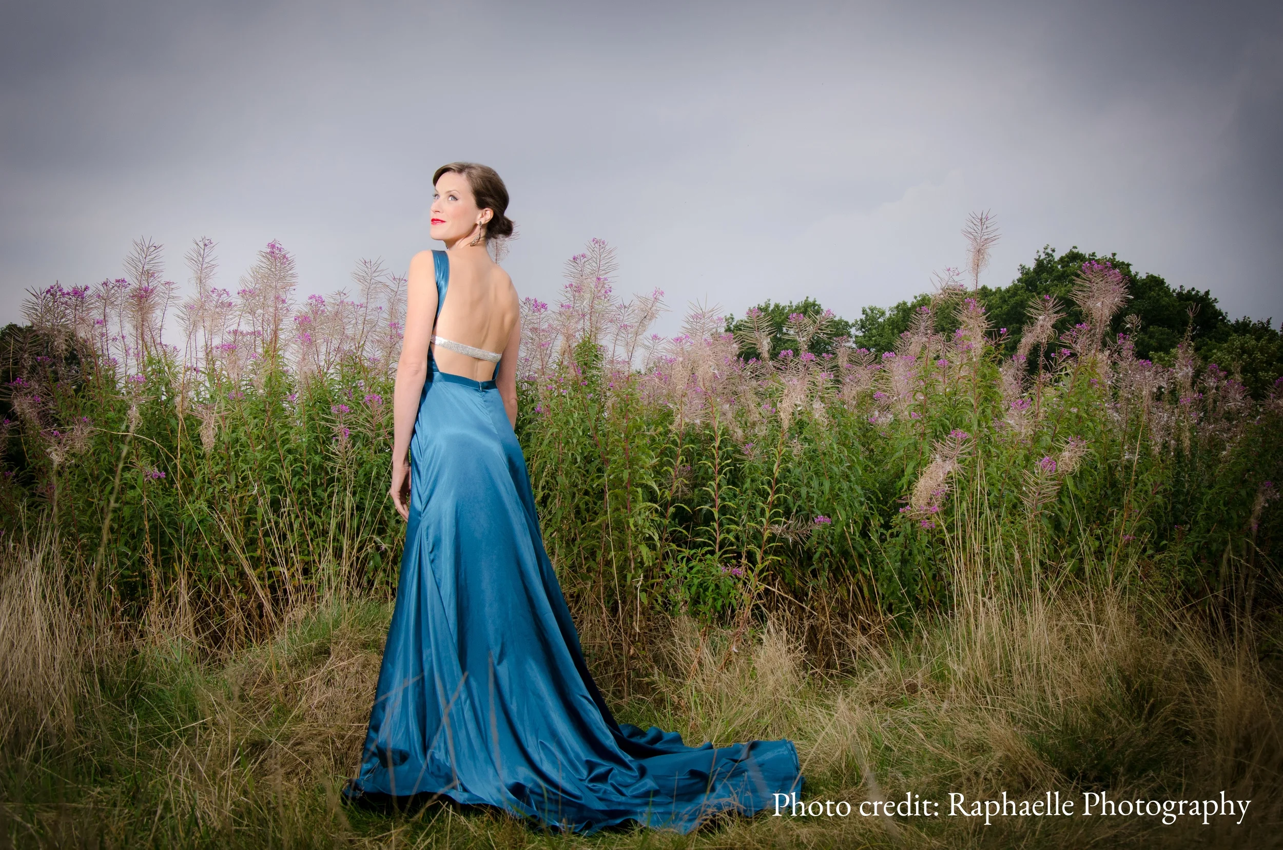 "Soprano Elizabeth Cragg sings with soaring sweetness at every turn." (Choral Journal)