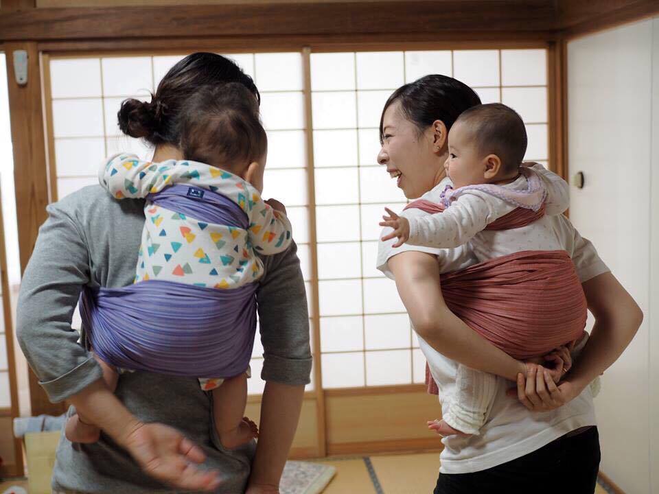 おかあさんたち同士だけではなくて、赤ちゃん同士もお話し合ってます。