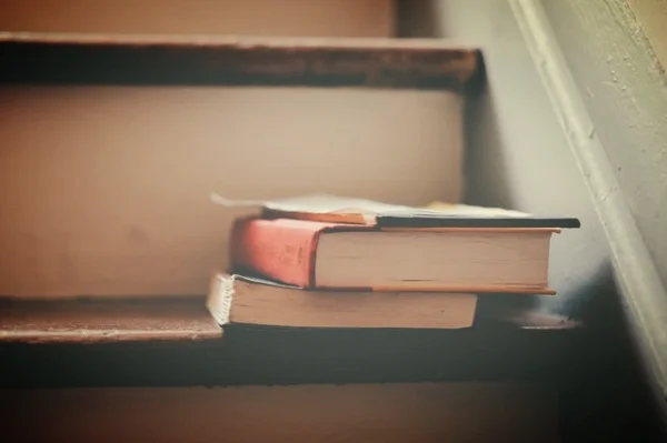 books-stairs-reading-read-159675.jpeg