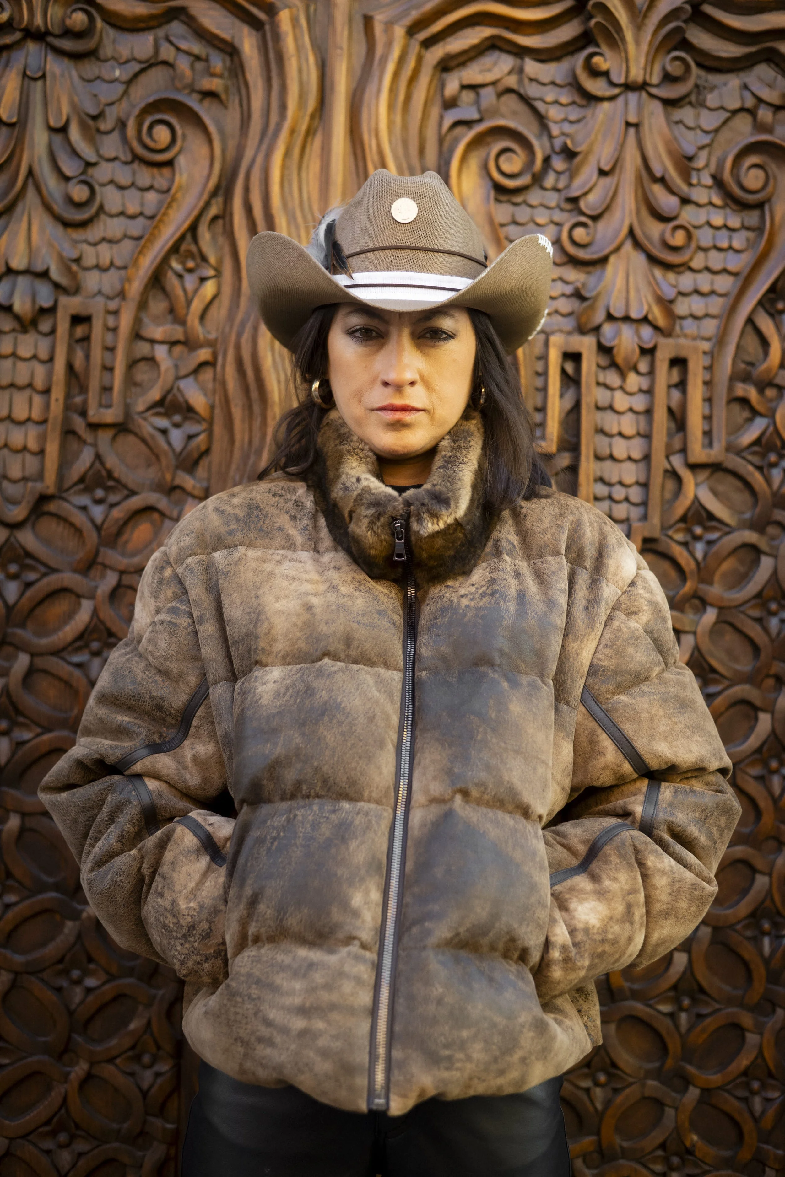 Chamarra de piel café con conejo rex para mujer