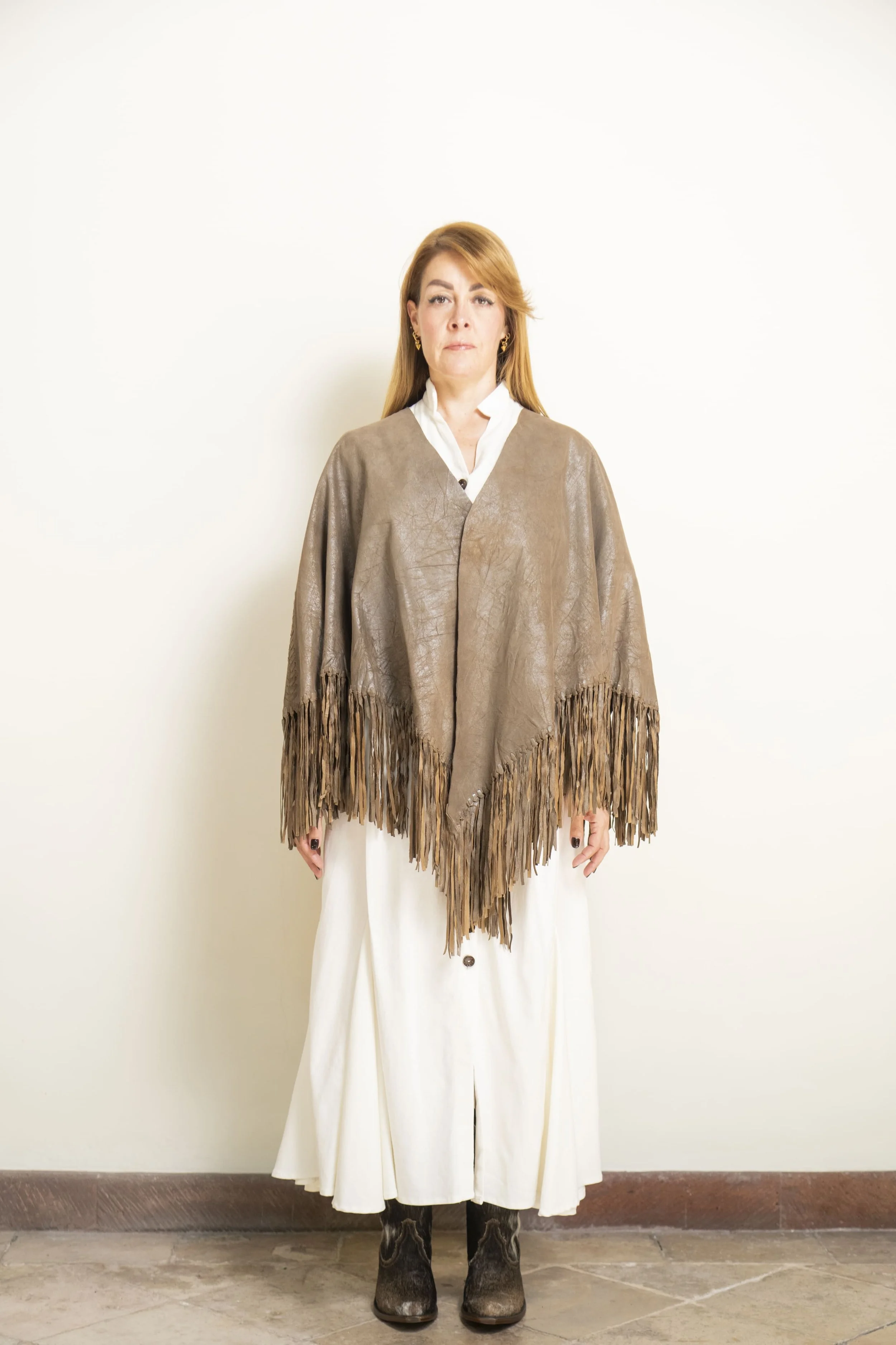 Capa tipo poncho de piel café para mujer