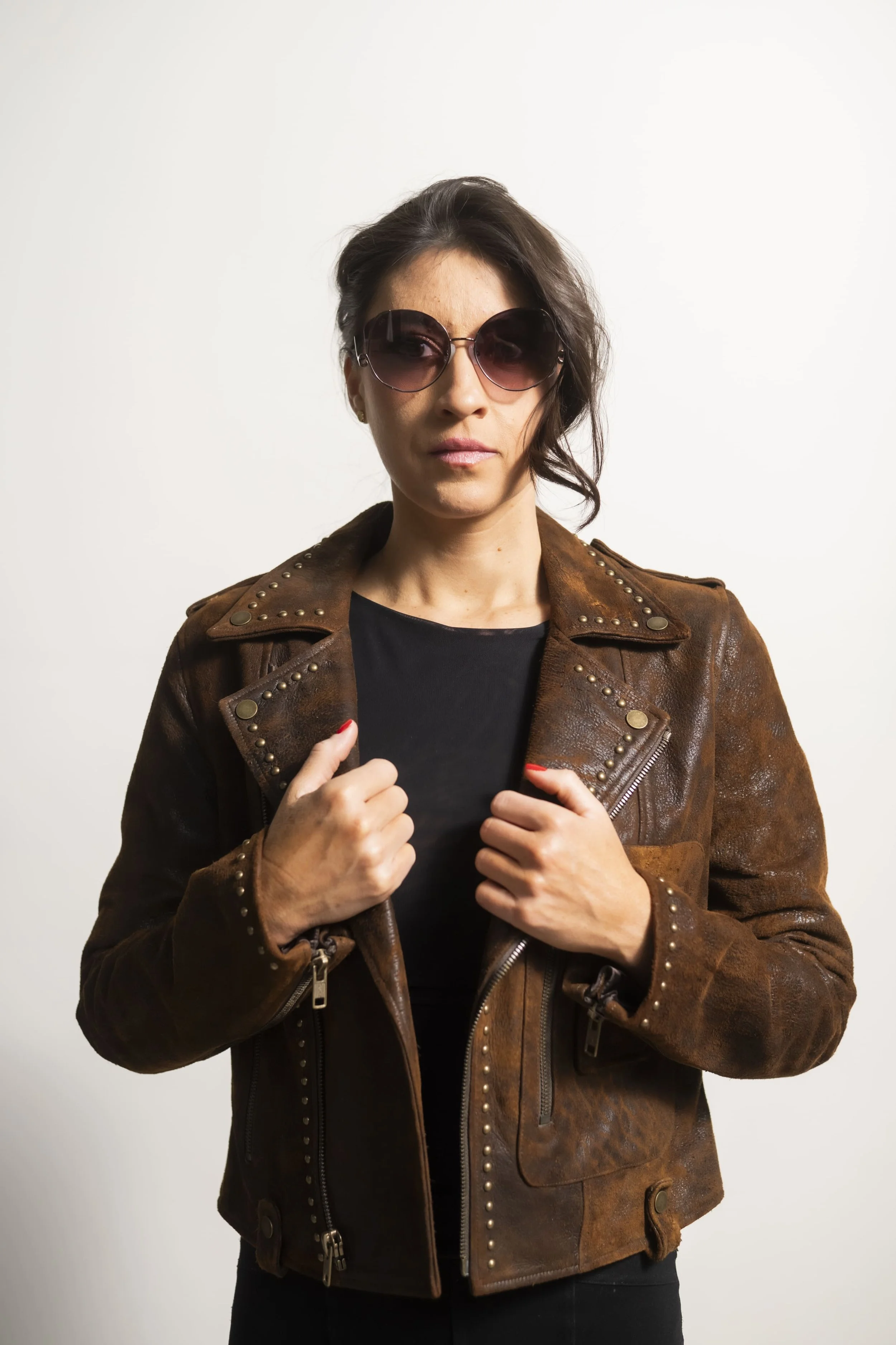 Chamarra de piel café con estoperoles para mujer