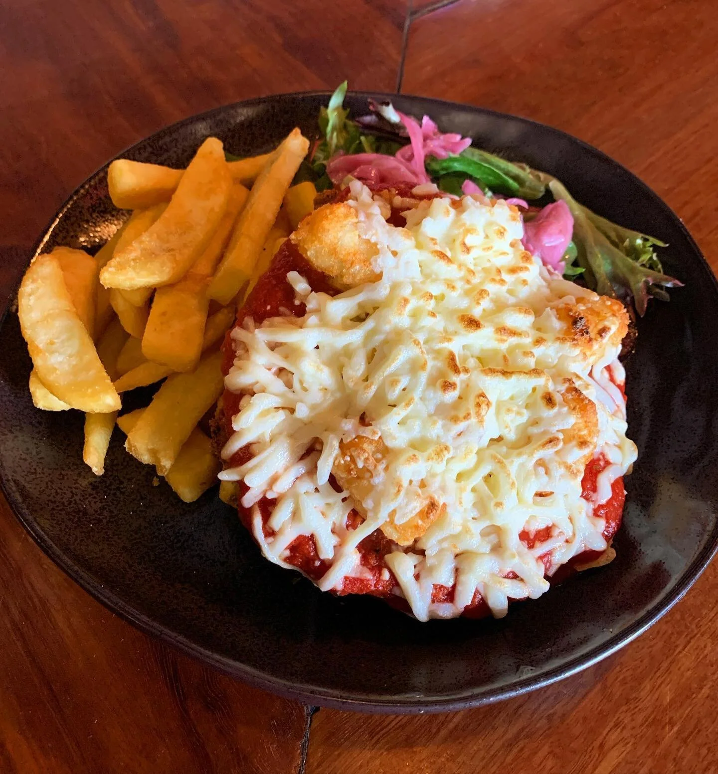 Sunday at the Cornish = All parmas are $20, with five options to choose from (all can be vegan or non-vegan). Pictured is our vegan little gem parma, topped with potato gems 🤤

Walk ins welcome for trivia! 

#cornisharmshotel #whatson #sunday #weeke