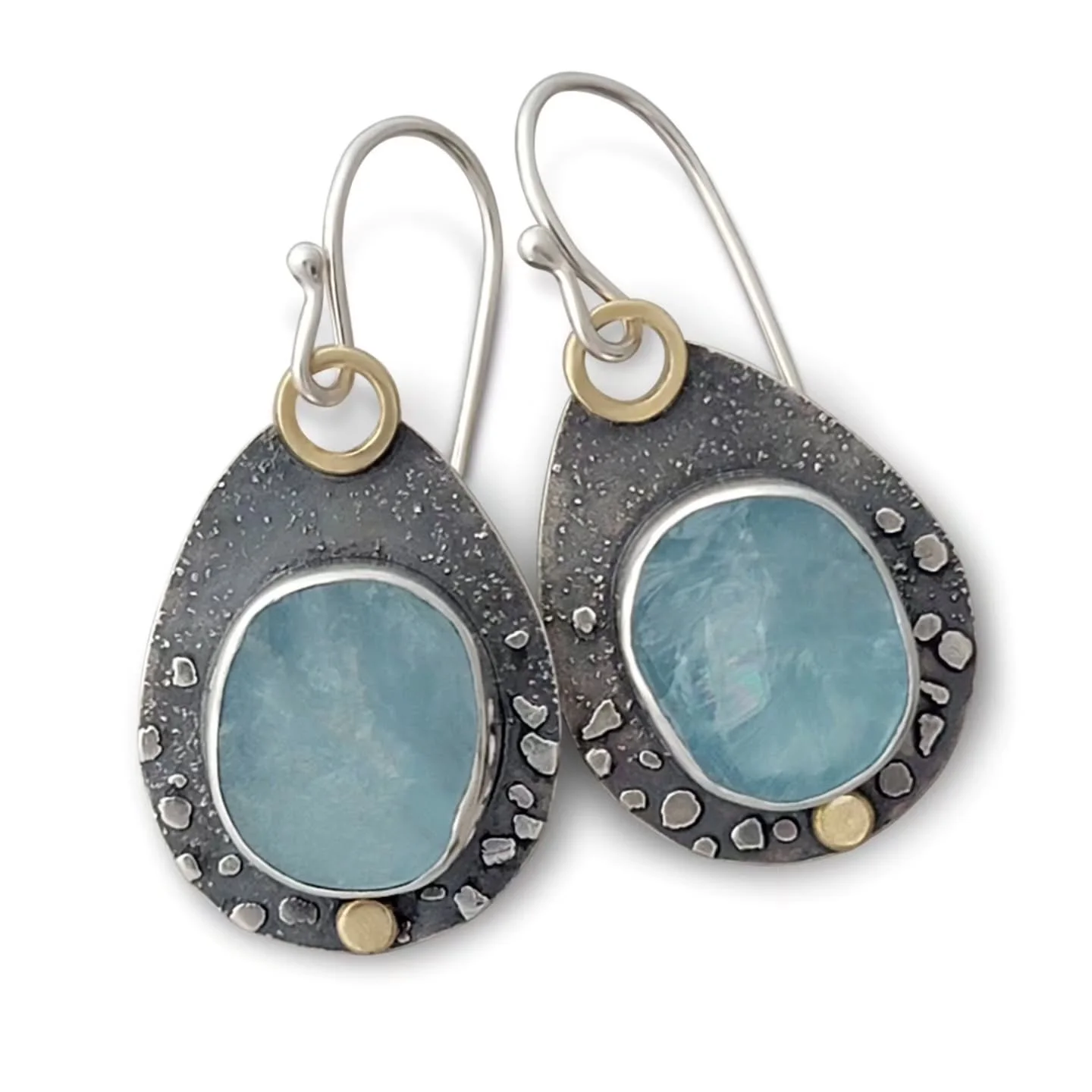 It's the first day of the Salem Art Festval - great weather, fun music, and almost 200 artist booths!
These earrings feature natural surface aquamarine, 18k gold, sterling silver.

#aquamarineearrings #mixedmetaljewelry #studiojeweler #naturalsurface