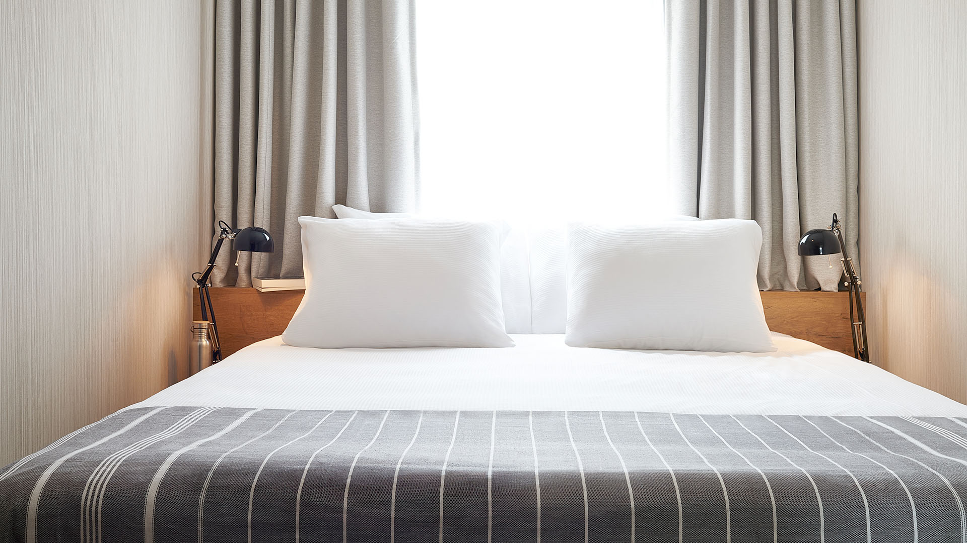 Double bed / Pure and simple with two iconic swing-arm lamps.
