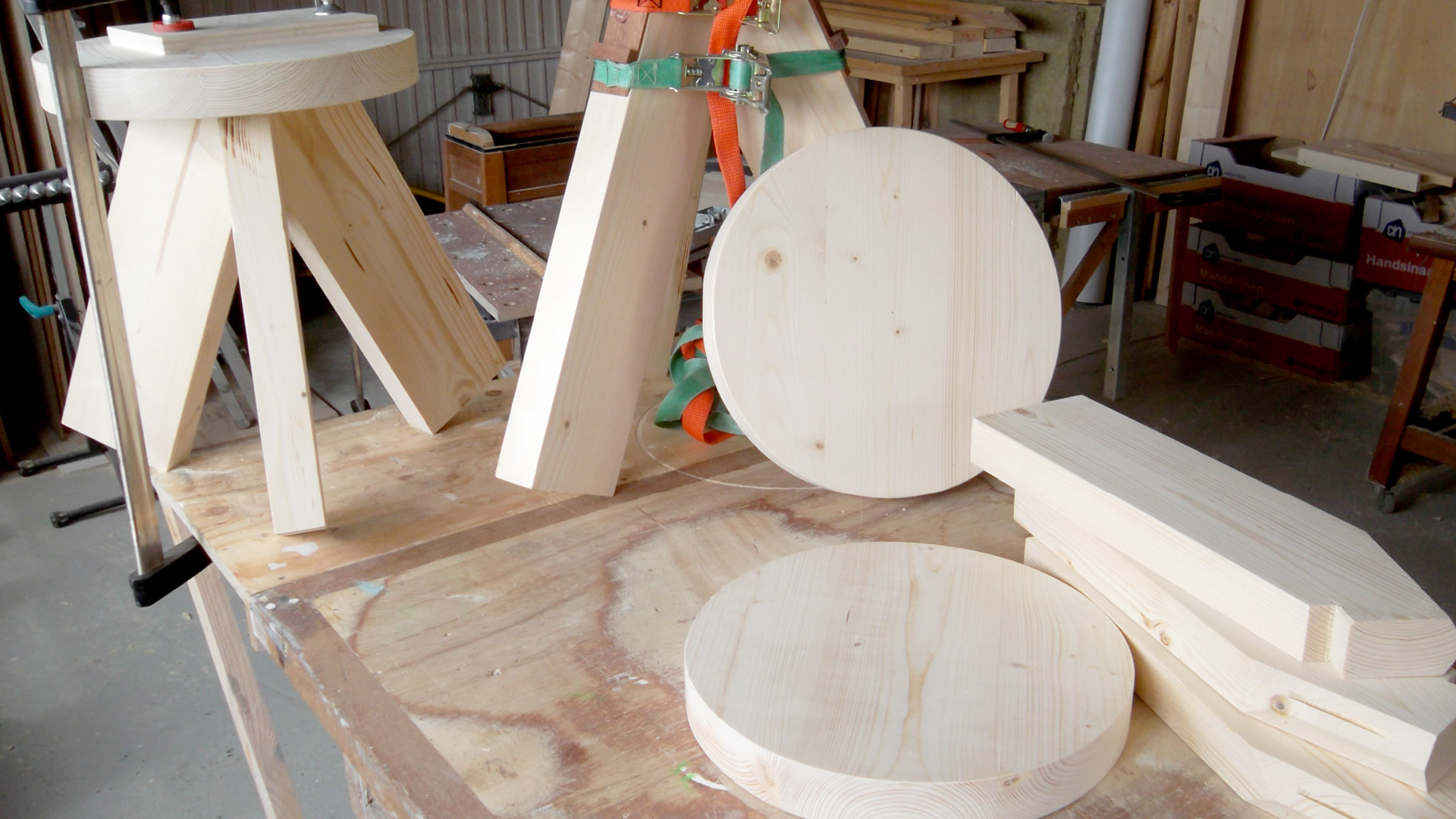 Production / Hand made by Kees from FSC certified wood.