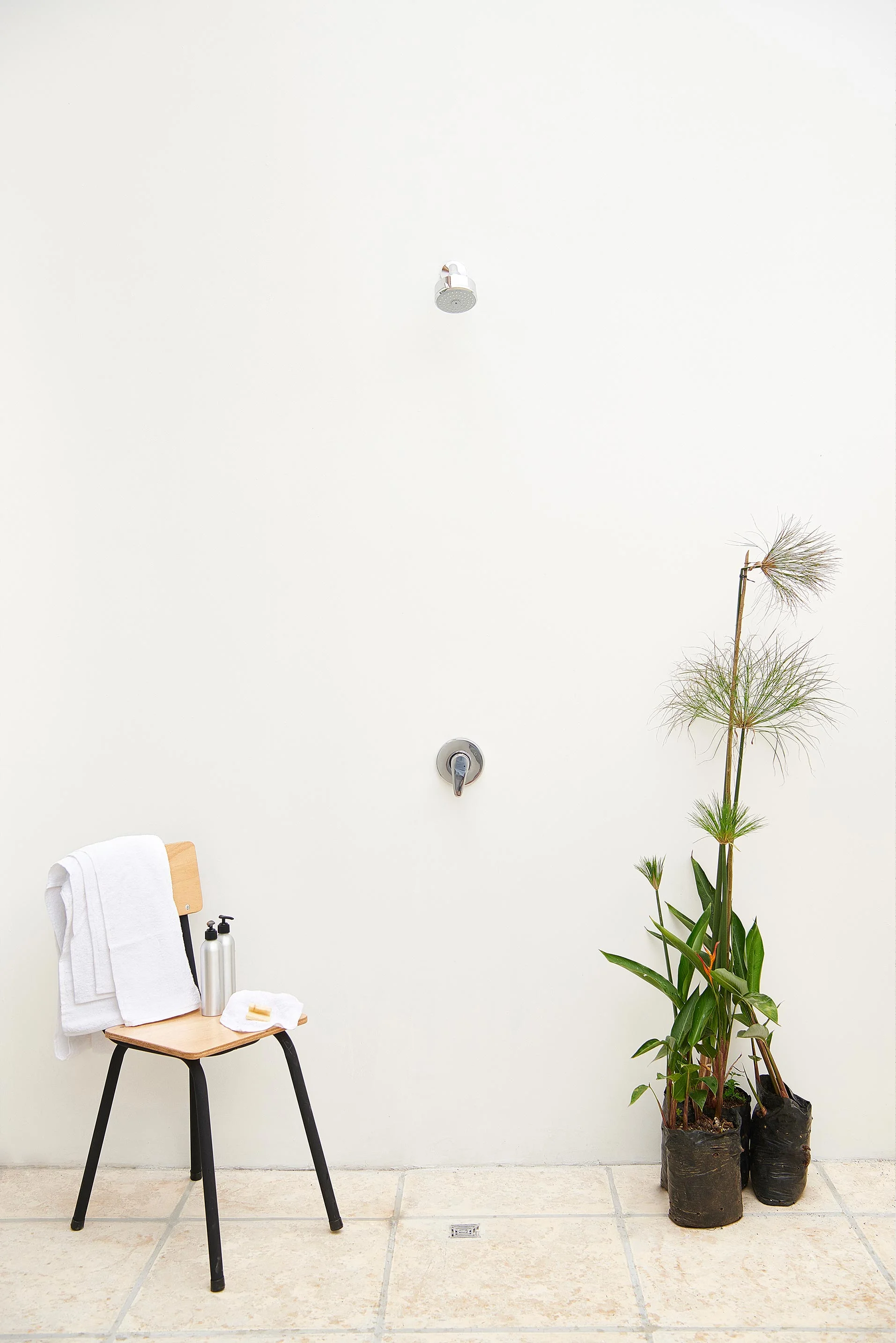 Patio / The outside shower (with views on the surrounding volcanoes).