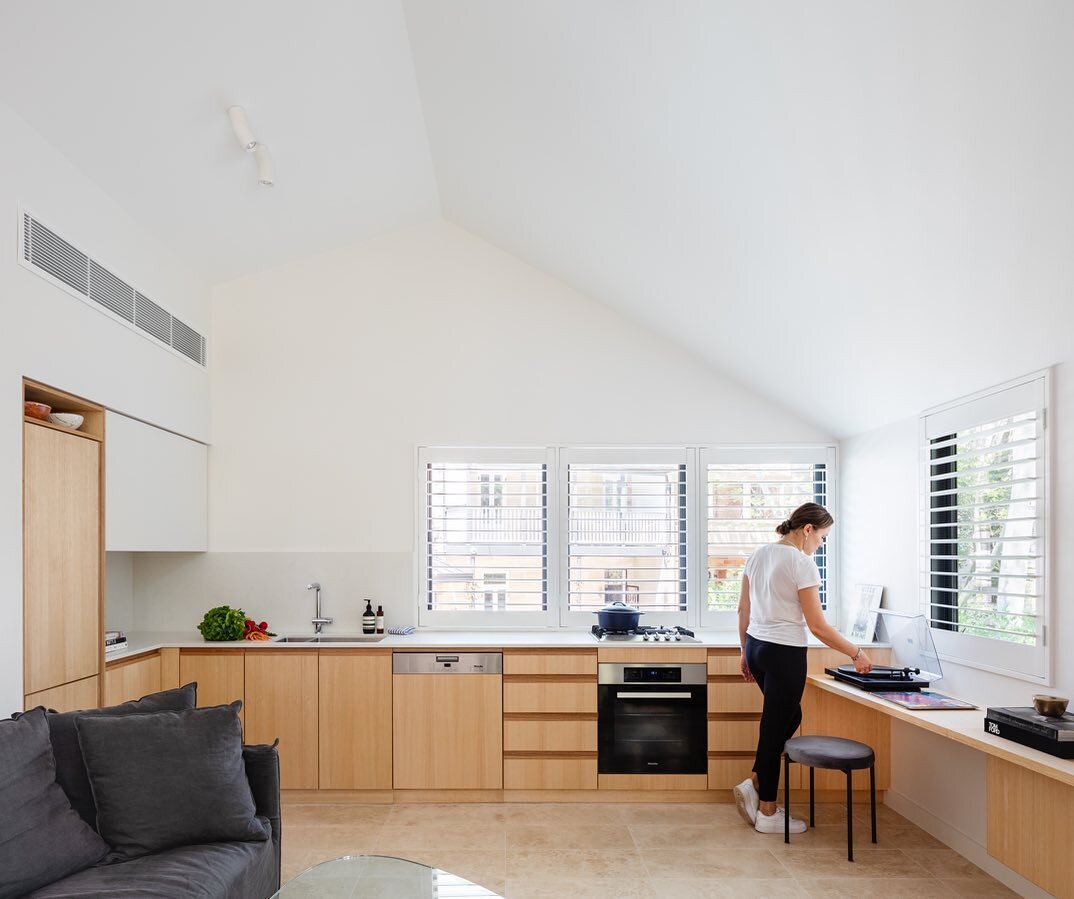 Inside the treehouse. The perceived size of the small interior is increased by high pitched ceilings and a simple palette of just three materials; white paint, travertine tiles, and Victorian Ash cabinetry.
➖
joinery by @elan.joinery 
styling by @sir