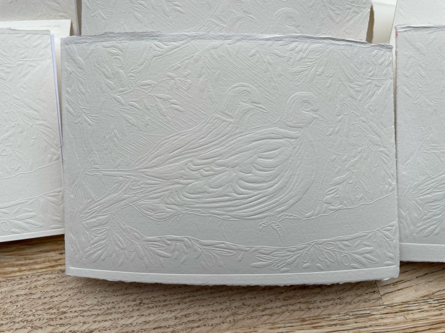 No colors could match on my Xmas cards this year. I&rsquo;m dreaming of a white Christmas.. 🕊️ Sending out wishes of a peaceful ending of this year to all of you and all the best for 2024! 💫
#xmascard #handcarved #handmade #limitededition #embossin